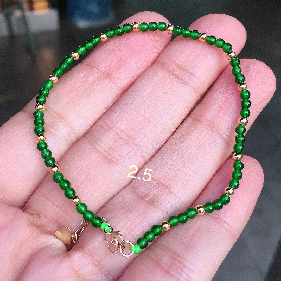 阳绿珠子手链，色泽均匀艳丽，玉质细腻，荧光感超
强，饱满圆润，尽显优雅气质，18k
金豪华镶嵌