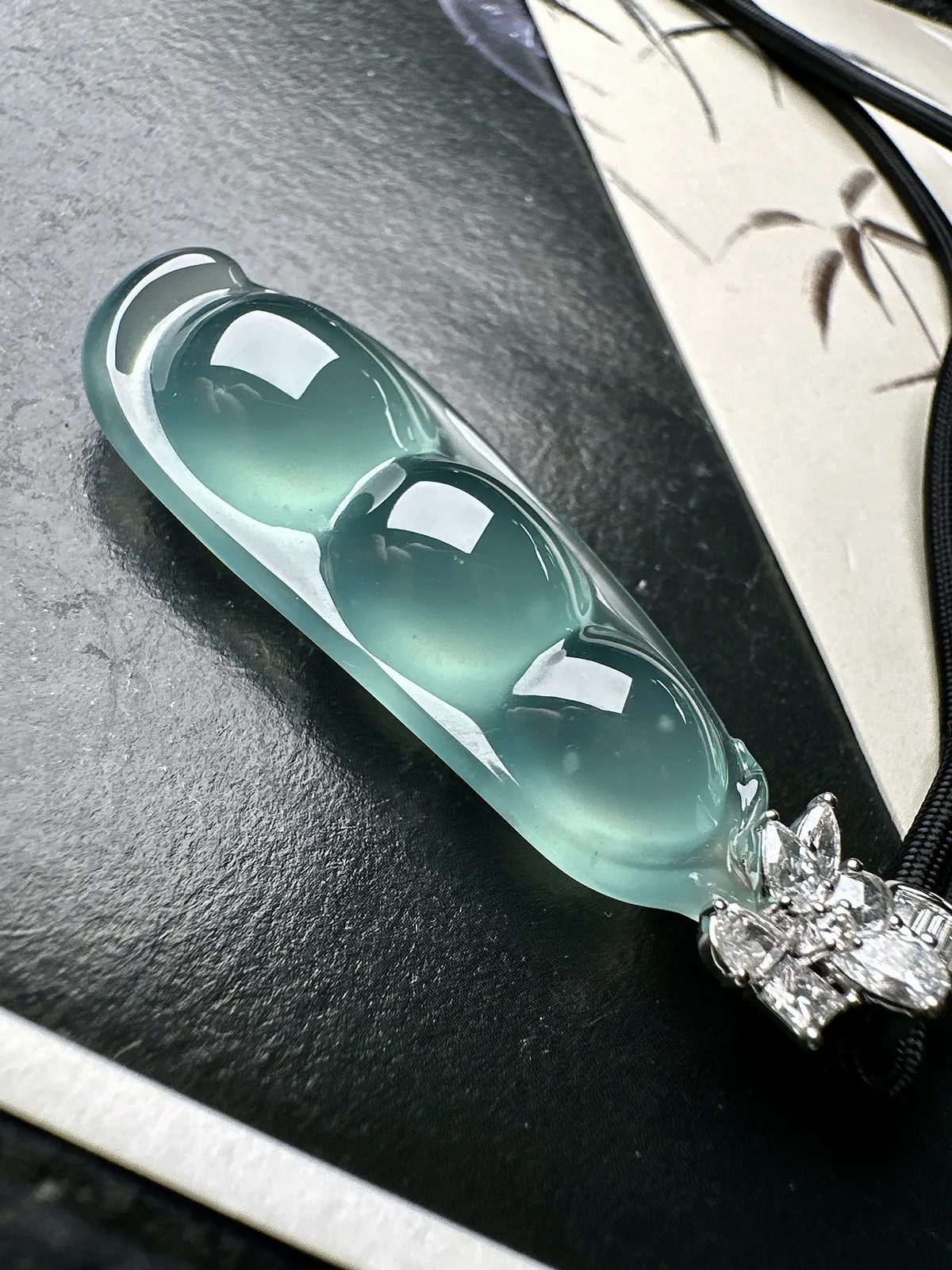 【冰种福豆吊坠】天空蓝老料，起钢光，种地上乘，冰感十足，通透起光，饱满圆润，收藏品质，18k金钻镶嵌，裸石尺寸44.8*16.6*9.7毫米