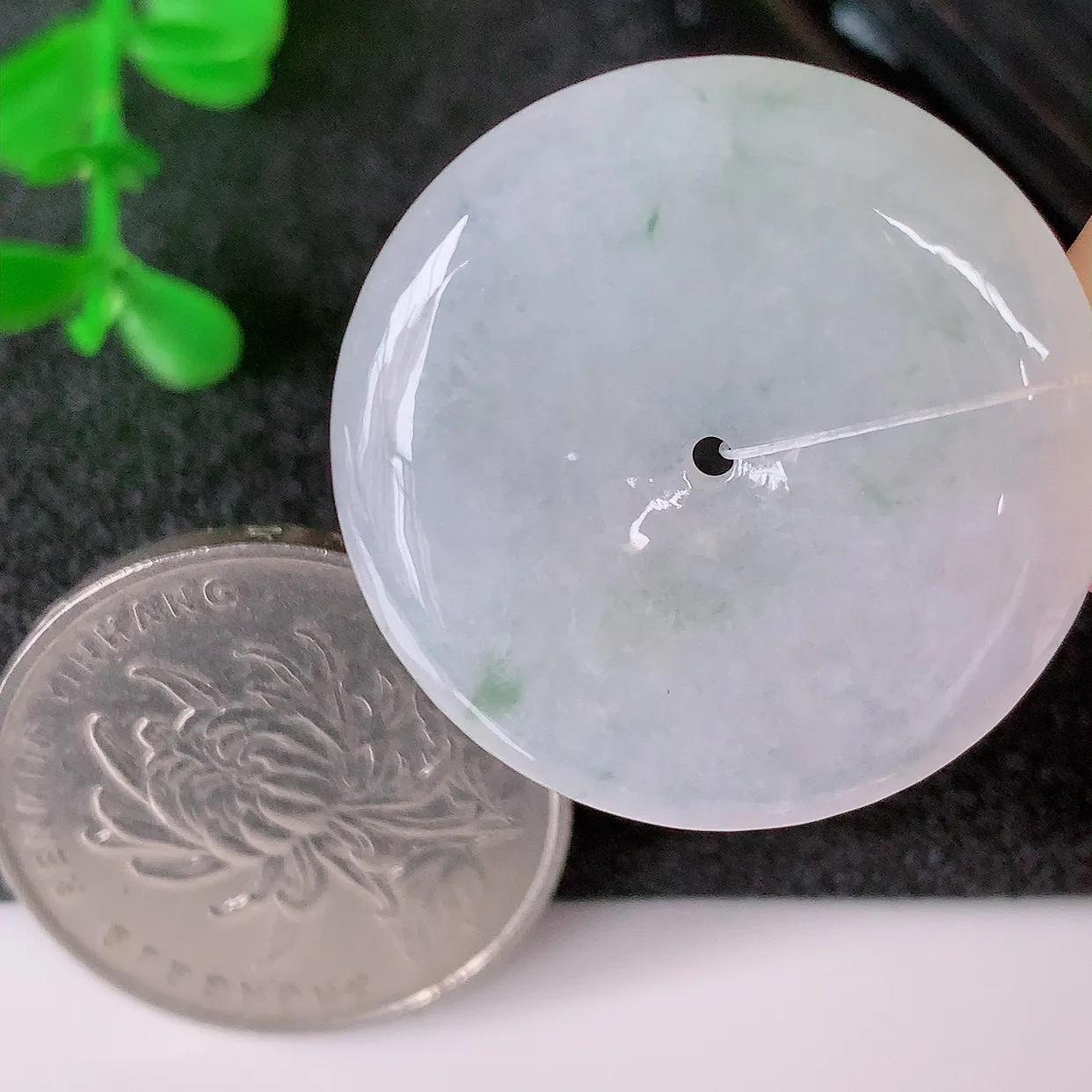 自然光实拍，冰种飘花翡翠平安扣吊坠，翠色灵动，种老水足，寓意好，品相佳，佩戴佳品！#49.17