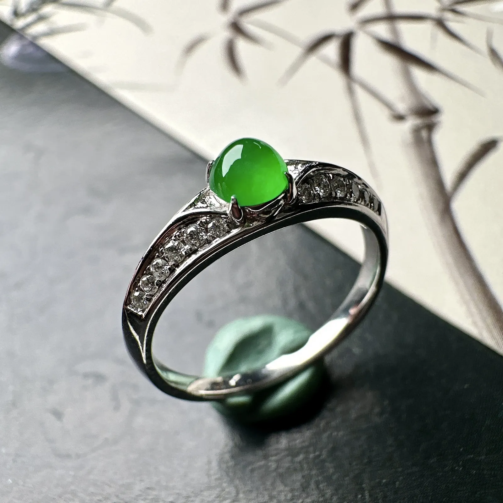 【冰种满绿蛋面戒指】种水色俱全，冰透闪亮，通透感饱满度很好，18k金钻镶嵌，裸石尺寸4.5*4.2*3毫米，圈口可改