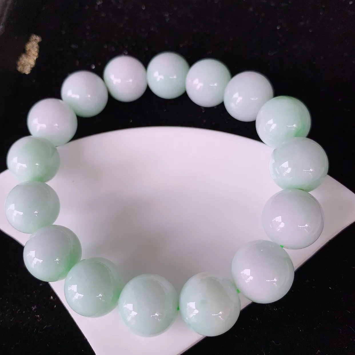 自然光实拍，冰润飘绿翡翠手串手链，种老水足， 冰清玉润  颜色漂亮  #002.1取一尺寸12.8