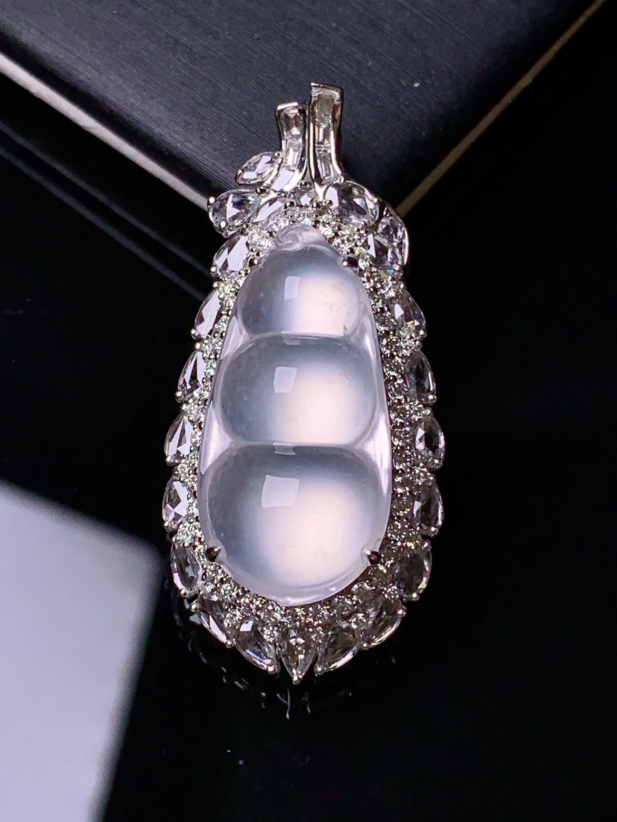 18k金钻镶嵌冰种四季豆吊坠 玉质细腻 色泽清新艳丽 整体尺寸36.2*17*12.6