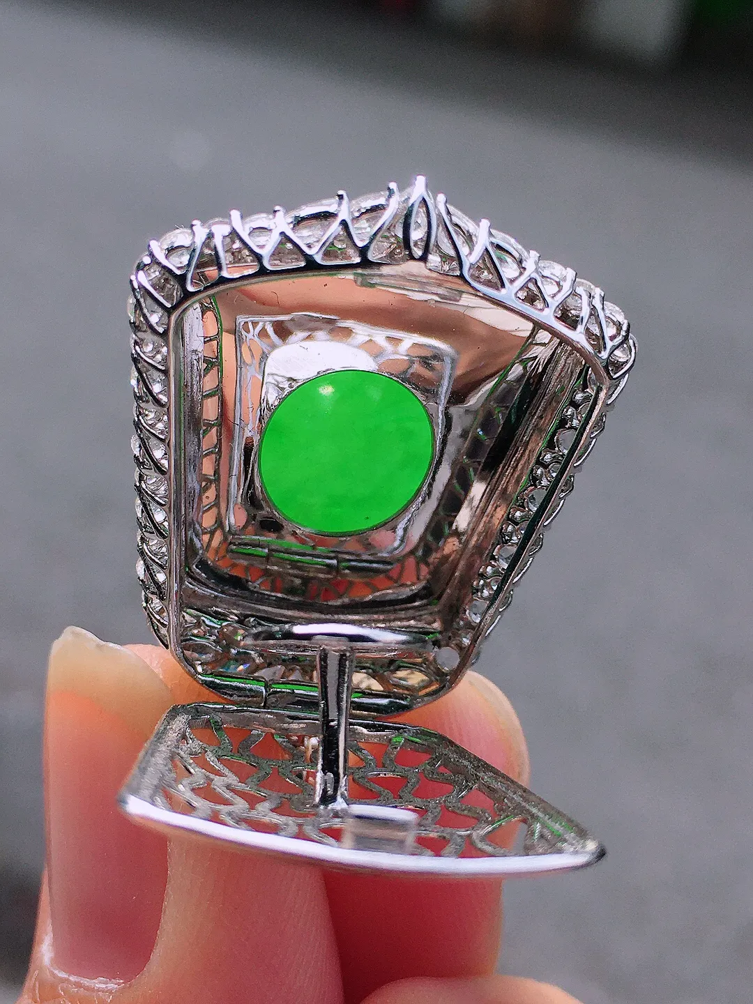 阳绿无事牌吊坠，色泽均匀艳丽，玉质细腻，荧光感超
强，饱满圆润，尽显优雅气质，18k
金豪华镶嵌