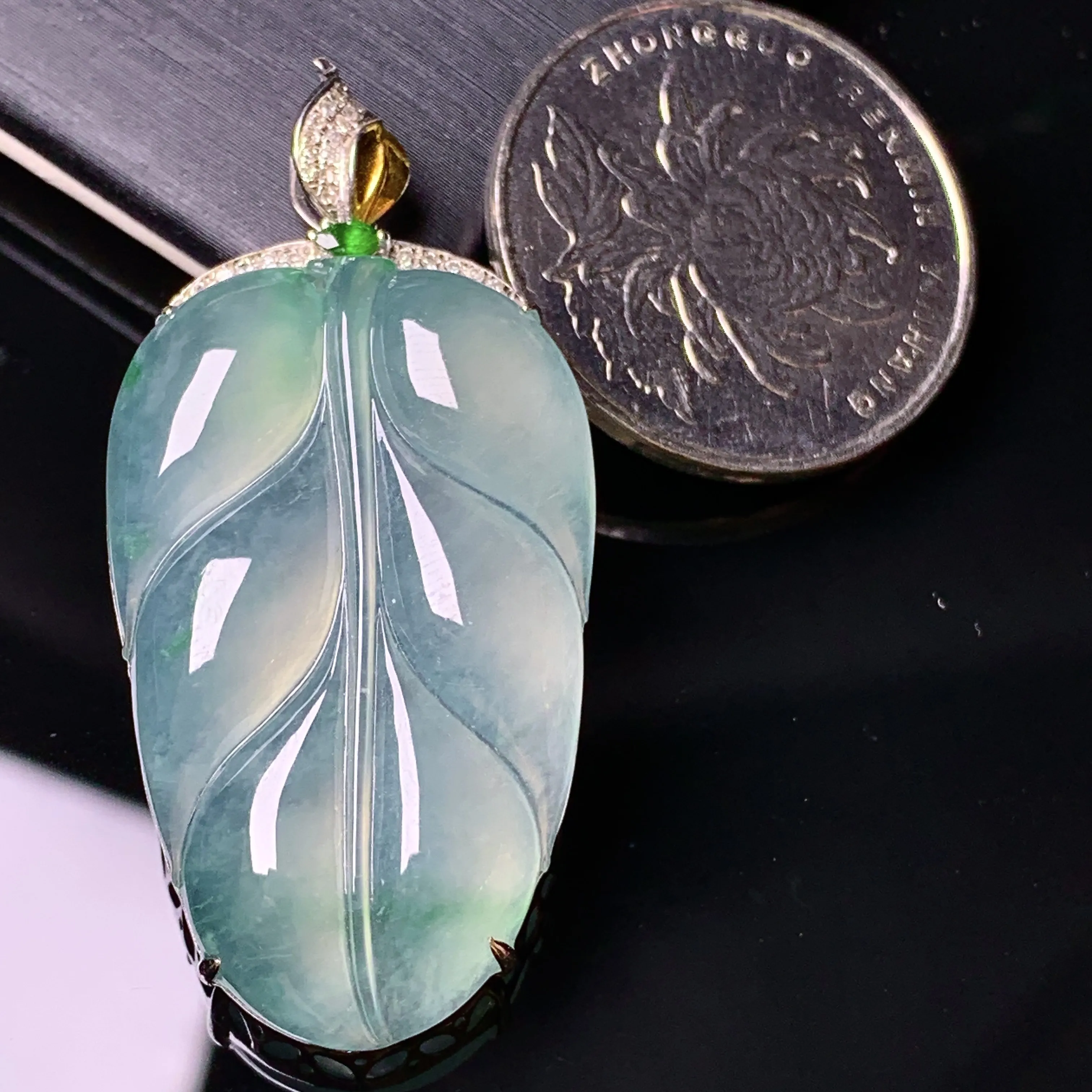 18k金镶嵌冰种树叶吊坠 玉质细腻 色泽清新艳丽 整体尺寸45.2*21.5*7.6