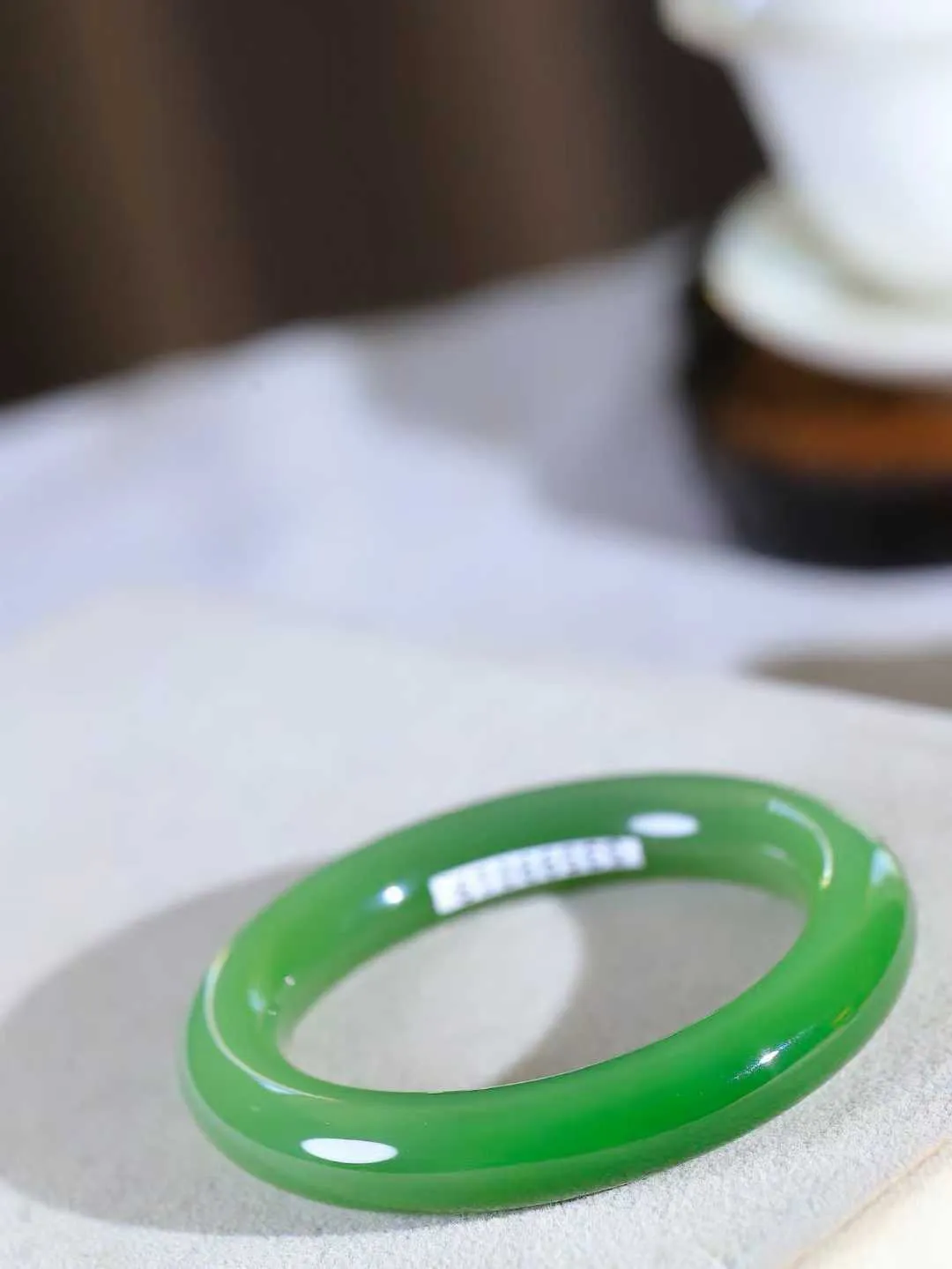 【悠悠芳华.镯】

典藏级臻品和田玉碧玉微猫眼圆条手镯 玉质温润 青葱岁月，尽收腕中，婉转流畅，凝岁月悠长。盈一眸恬淡，挽一抹绿意。重60克 内径53mm尺寸11.4-11.2mm561151913T
