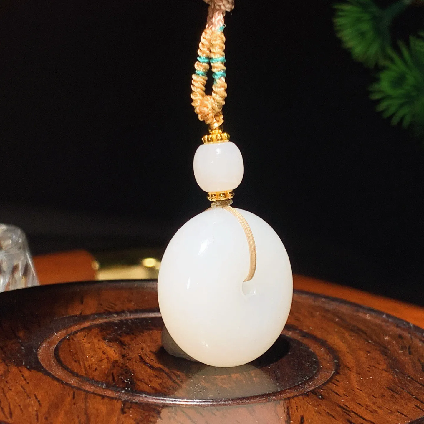 新疆和田玉羊脂白平安扣挂件。尺寸24/12重14.3克。玉质细腻油润。手推出油。佩戴高端典雅。lt251118