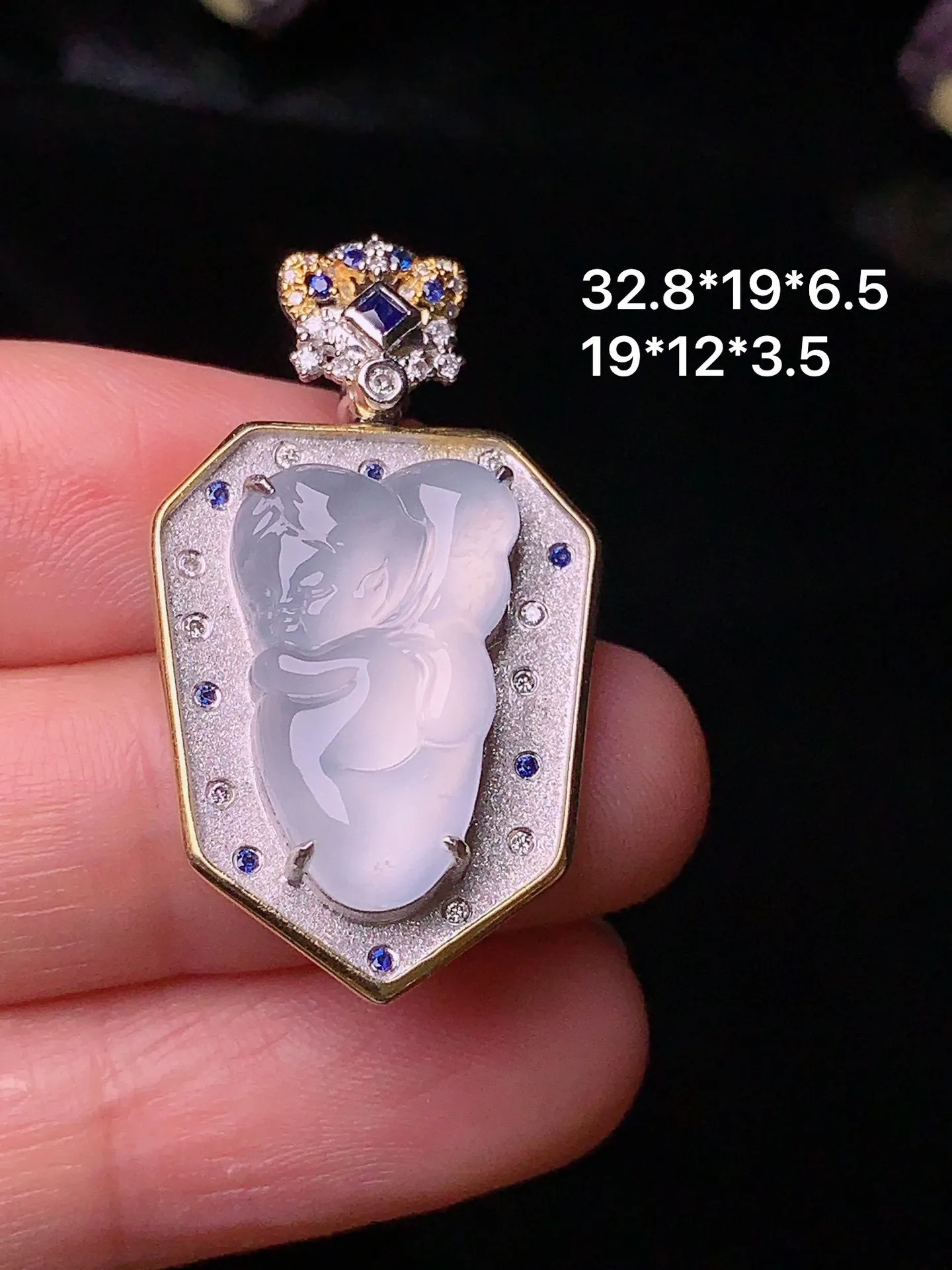 18k金钻镶嵌冰种天使宝宝吊坠 玉质细腻 色泽清新艳丽 整体尺寸32.8*19*6.5