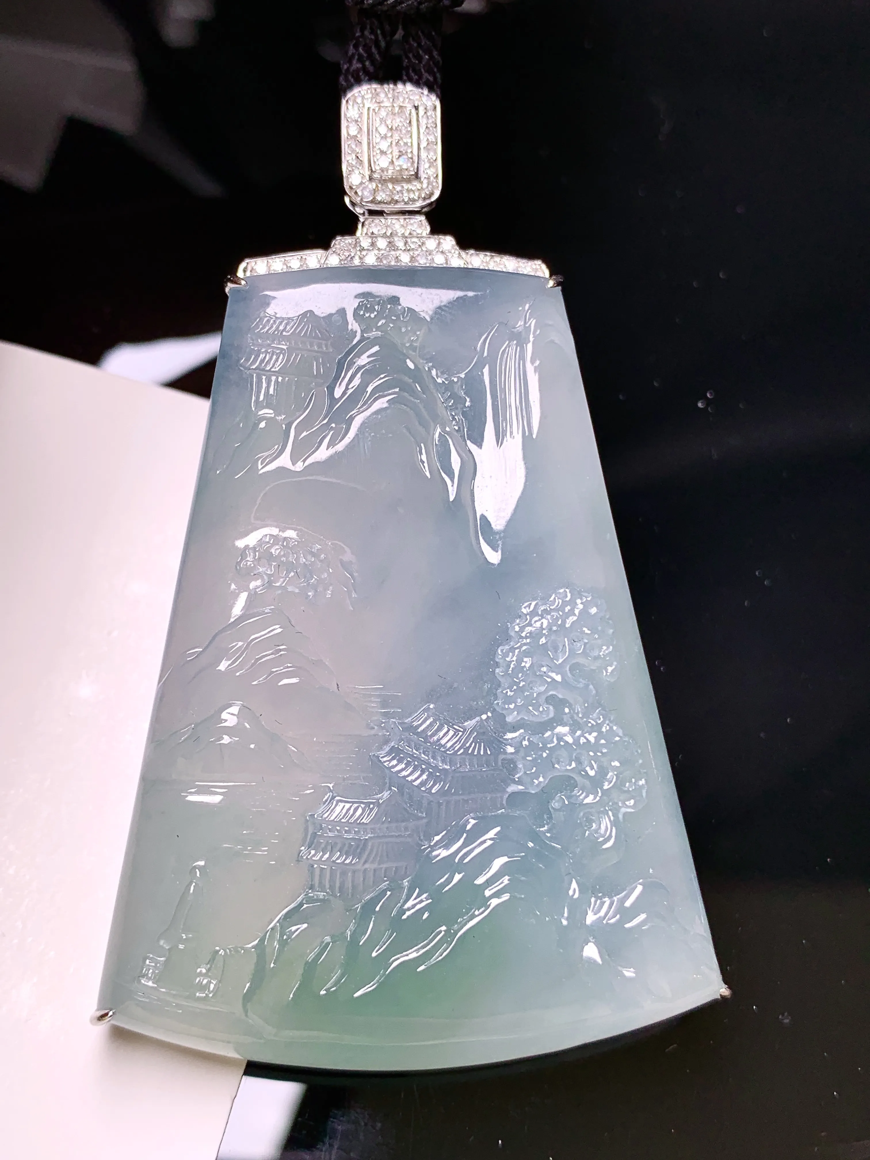 18k金钻镶嵌冰种山水牌子吊坠 玉质细腻 色泽清新艳丽 整体尺寸65.3*40.5*10