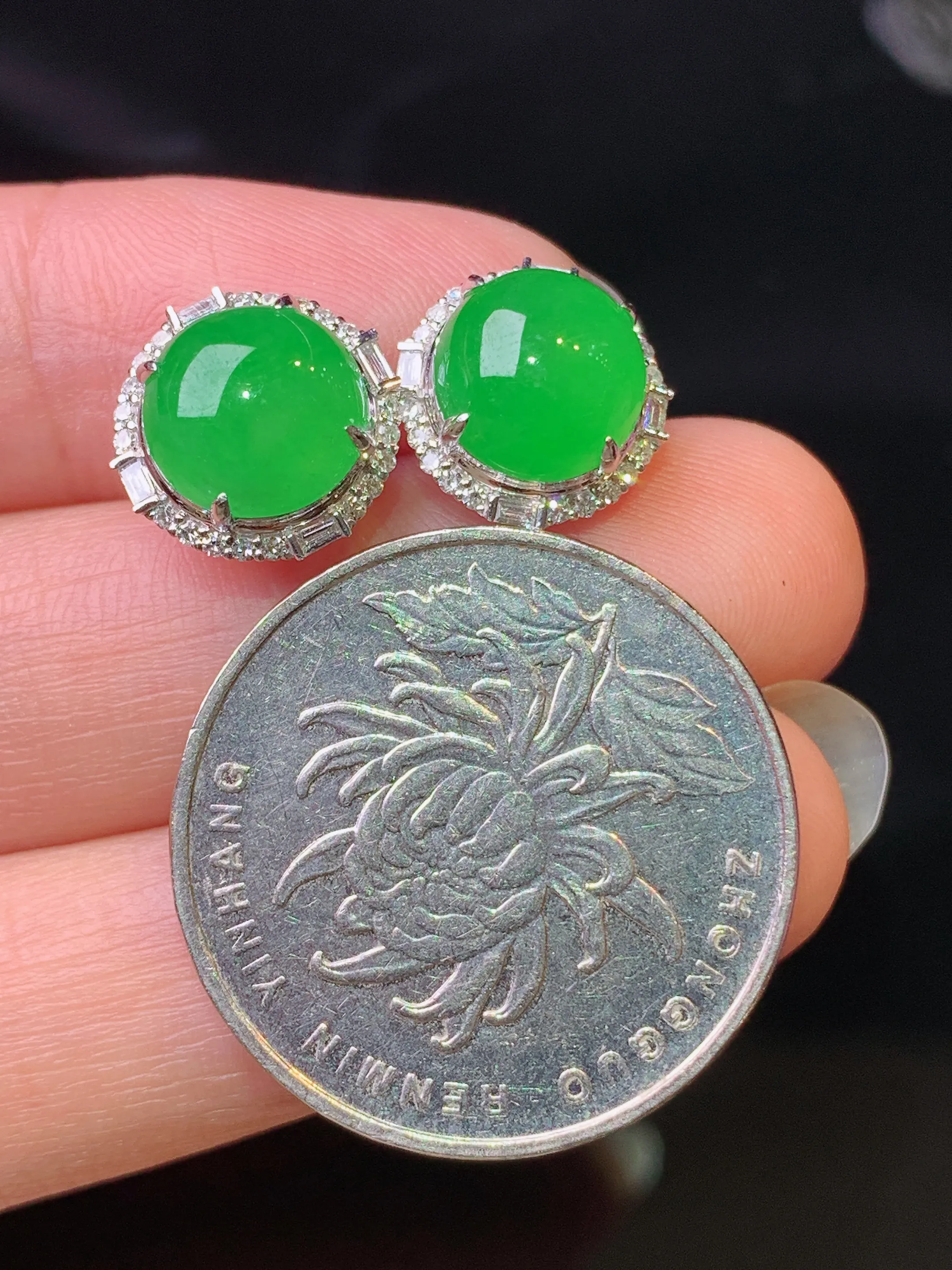 18k金钻镶嵌满绿蛋面耳钉 玉质细腻 色泽清新艳丽 整体尺寸11*8