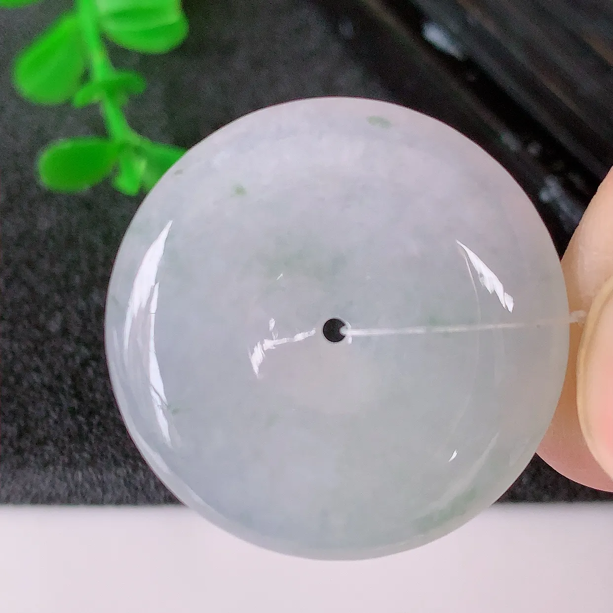 自然光实拍，冰种飘花翡翠平安扣吊坠，翠色灵动，种老水足，寓意好，品相佳，佩戴佳品！#49.17