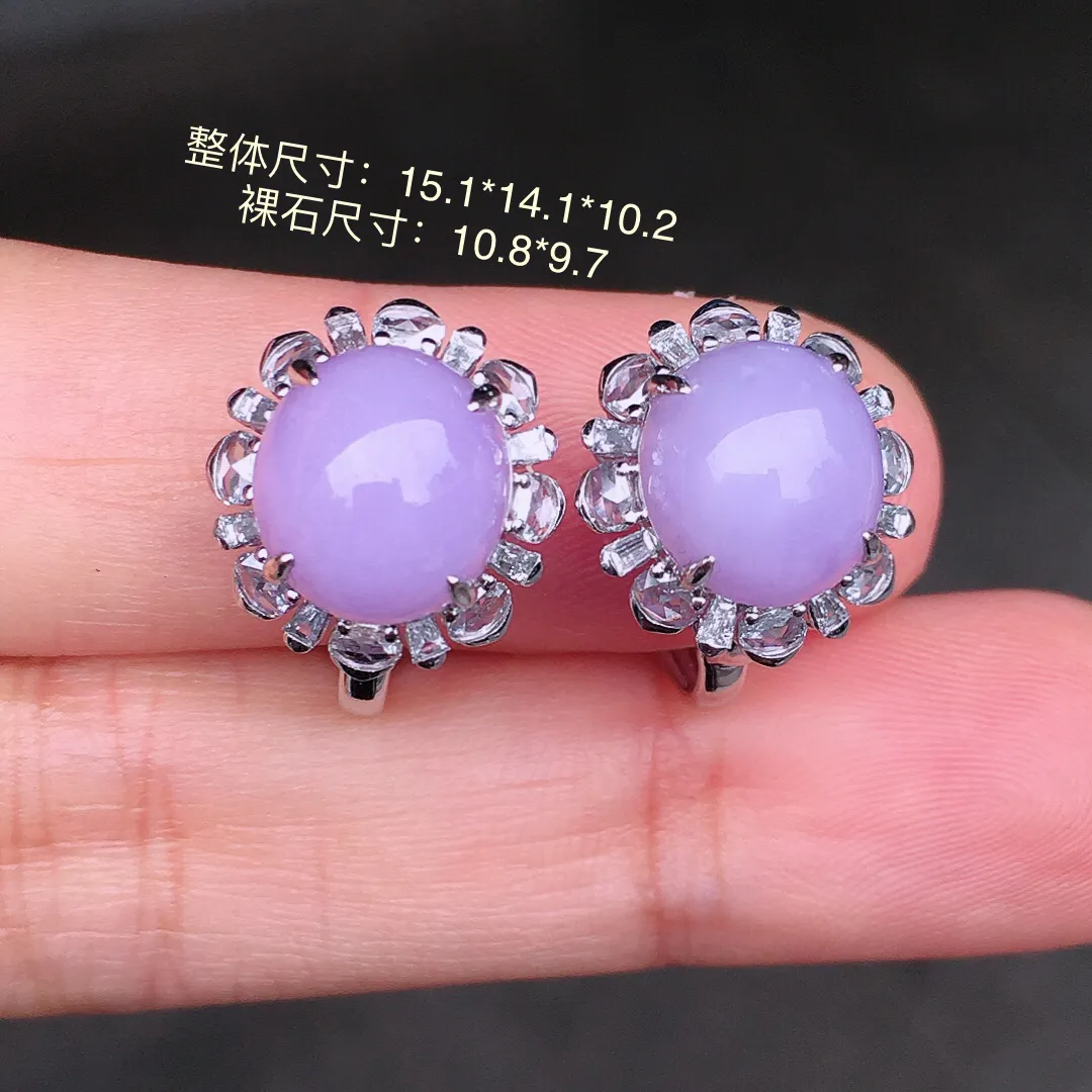 紫罗兰蛋面耳钉，色泽均匀艳丽，玉质细腻，荧光感超
强，饱满圆润，尽显优雅气质，18k
金豪华镶嵌