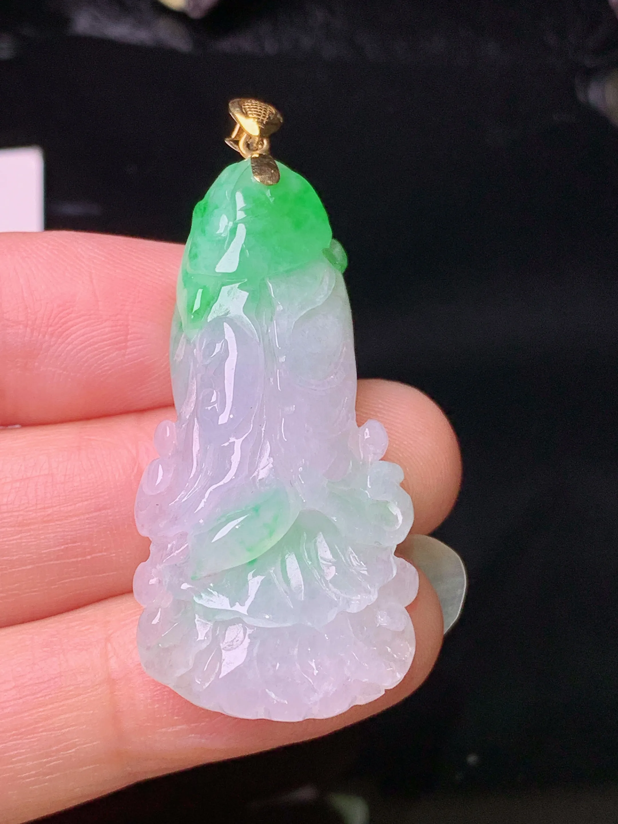 18k金镶嵌飘绿白菜吊坠 玉质细腻 色泽清新艳丽 整体尺寸46.2*20*10.5