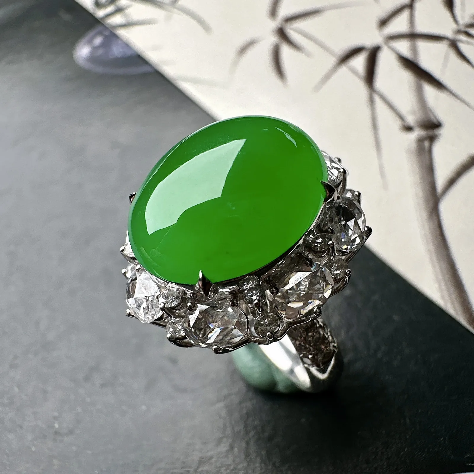 【冰种满绿蛋面戒指】质地细腻，通透闪亮，光泽耀眼，18k古法金钻镶嵌，裸石尺寸15.5*13.1*6.2毫米