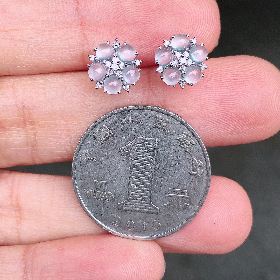 冰种拼花耳钉，玉质细腻，荧光感超
强，饱满圆润，尽显优雅气质，18k
金豪华镶嵌