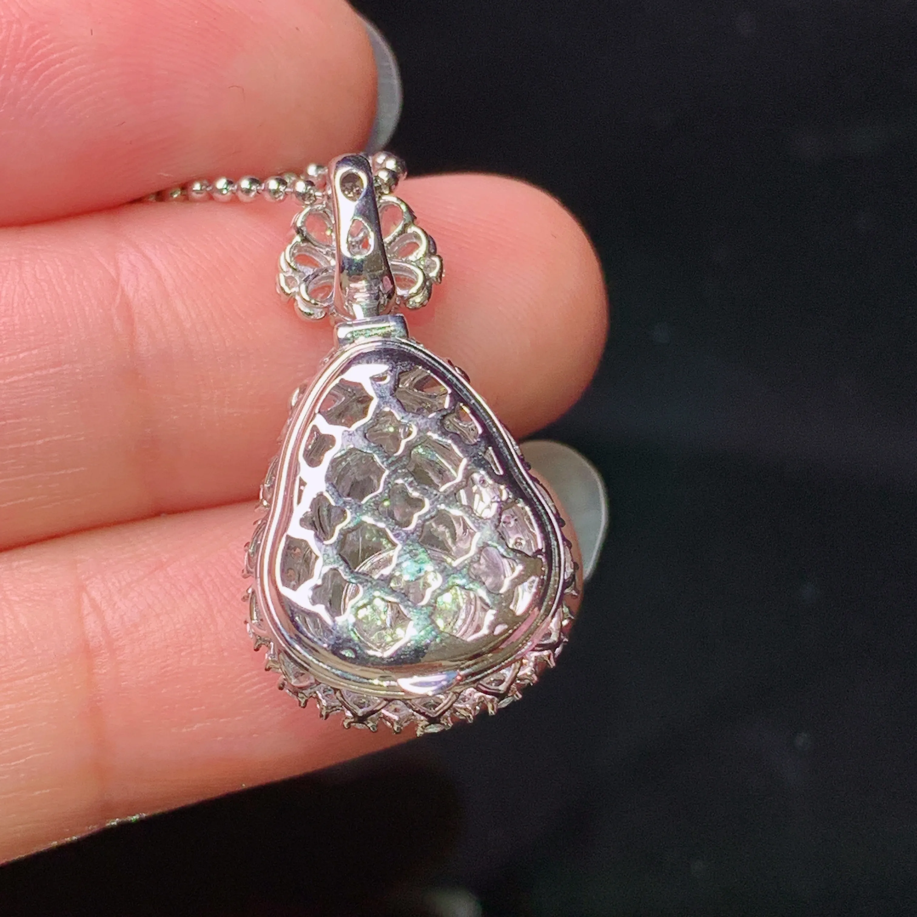 18k金钻镶嵌满绿葫芦吊坠 玉质细腻 色泽清新艳丽 整体尺寸25.7*14.3*10.3