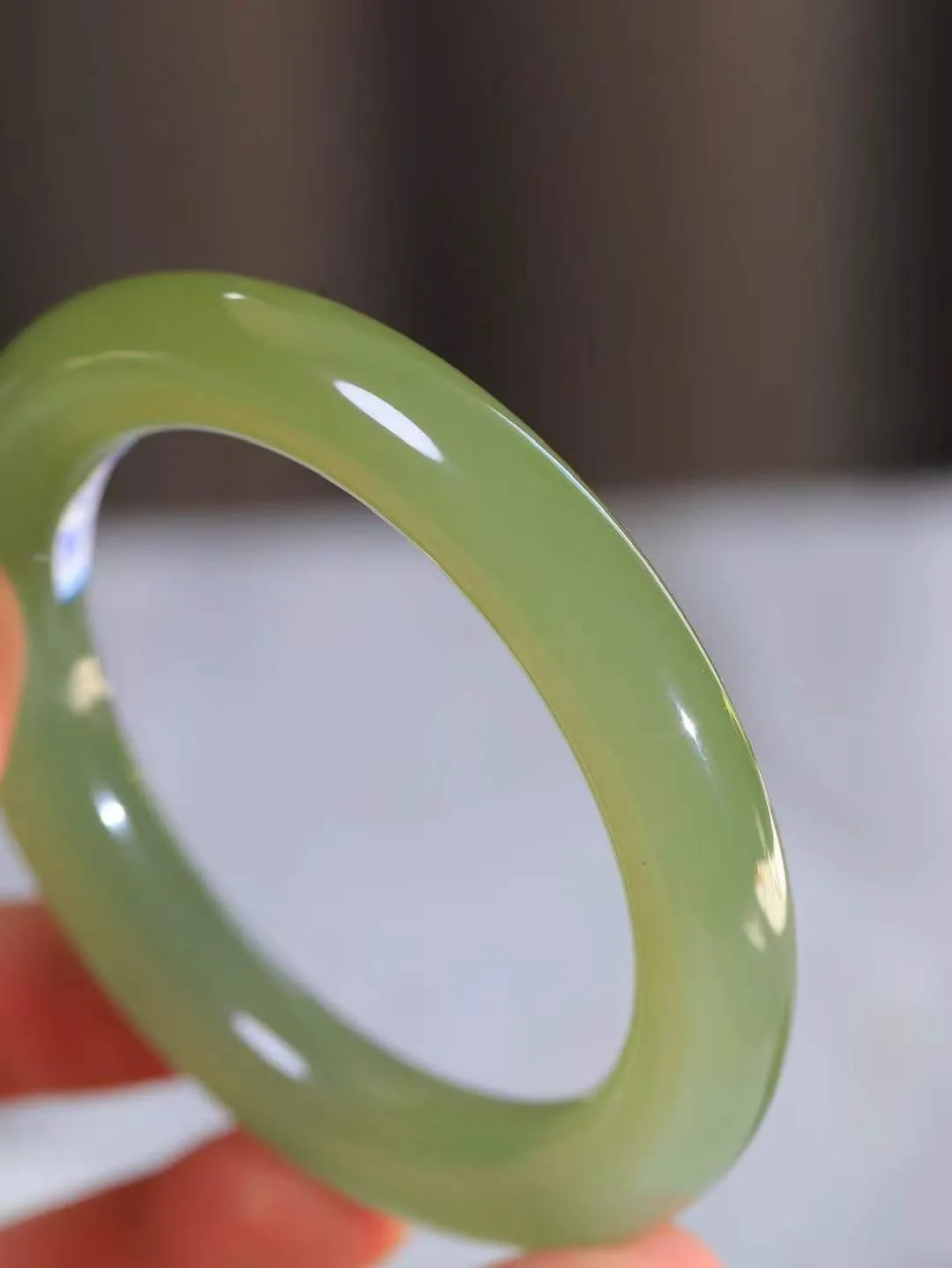 【晴水相伴.镯】

精品️和田玉晴水圆条手镯，以其淡雅的晴水色调，成为腕间的一抹亮色。玉质细腻，触感温润，佩戴它，感受玉石的温度与自然的灵性，让每一天都充满诗意与美好。重68.6克  尺寸58.5-11.3-11.5mm   751141854A