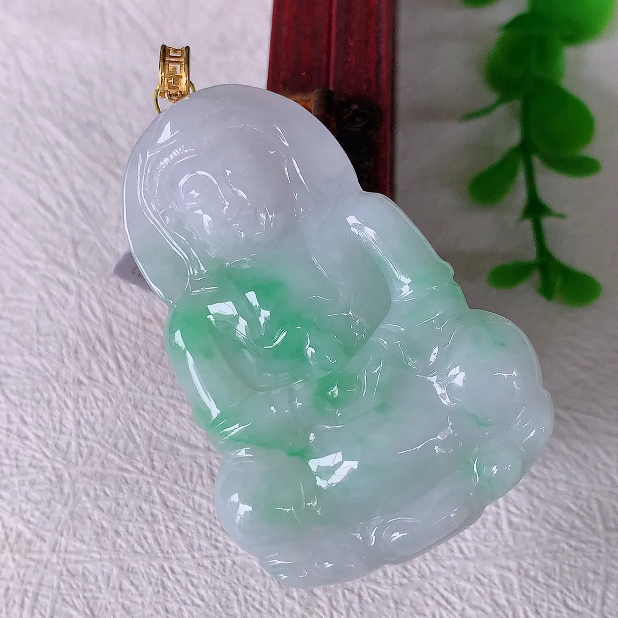 18K金镶嵌冰润飘绿翡翠观音菩萨吊坠，赐福翡翠观音，观音面相端庄，品相佳，佩戴气质！#35.17整体55裸石50.5-34.5-5.6