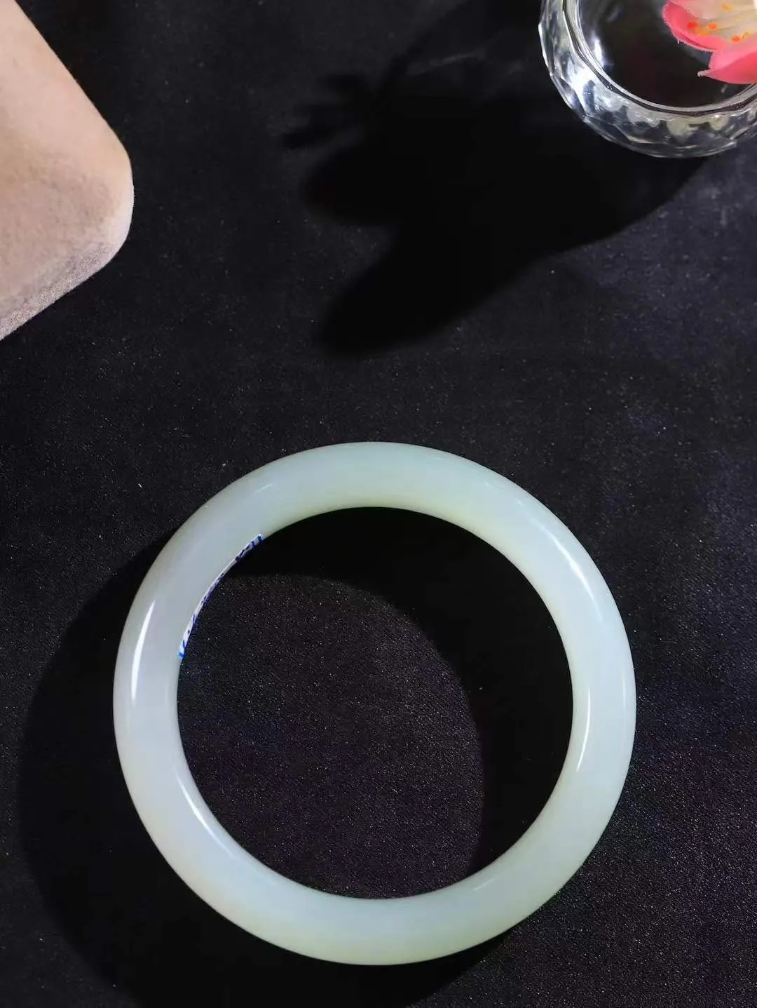 （一见倾心.手镯）

精品和田玉三色手镯，玉质温润细腻 油性十足 手感舒适，高华雅逸，线条流畅，简约大气，美自天成，素雅高贵。佩戴于腕间，婉约之美，举手投足间透出那低调奢华。重50克  尺寸55-11.6-8.9mm  561141836A