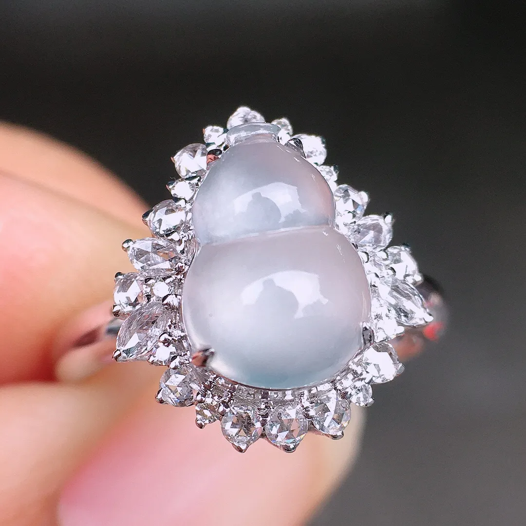 冰种葫芦戒指，玉质细腻，荧光感超
强，饱满圆润，尽显优雅气质，18k
金豪华镶嵌