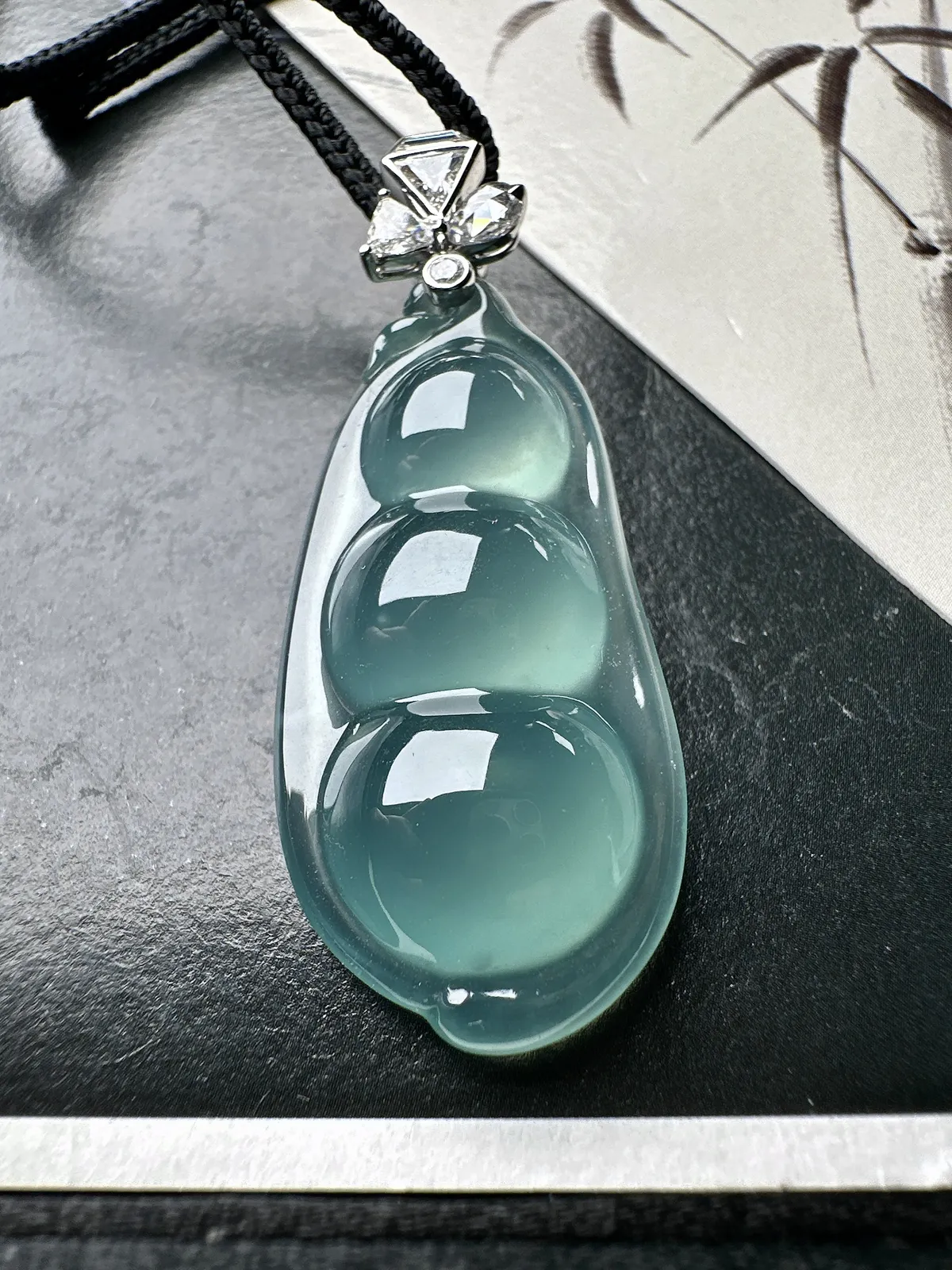 【冰种福豆吊坠】天空蓝老料，起钢光，种地上乘，冰感十足，通透起光，饱满圆润，收藏品质，18k金钻镶嵌