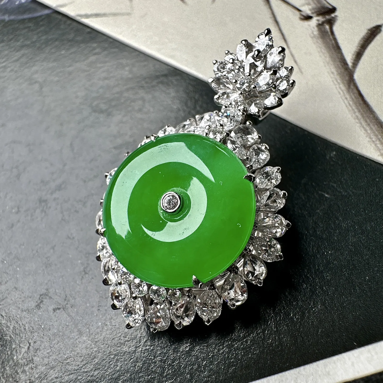 【冰种满绿平安扣】质地非常细腻，冰润十足，种老冰透，18k金钻镶嵌，裸石尺寸16.6*4.2毫米，收藏品质