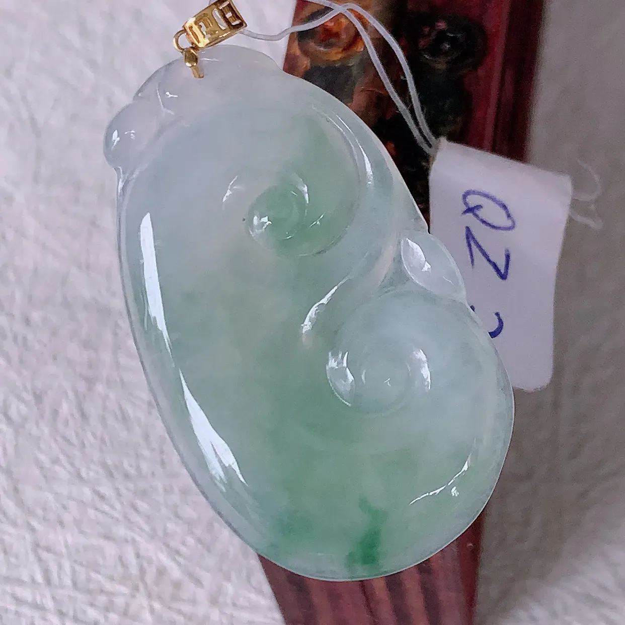 18K金镶嵌冰种飘花翡翠如意吊坠，简单的镶嵌设计、让玉坠百搭又精致，寓意着吉祥，事事如意！#49.17