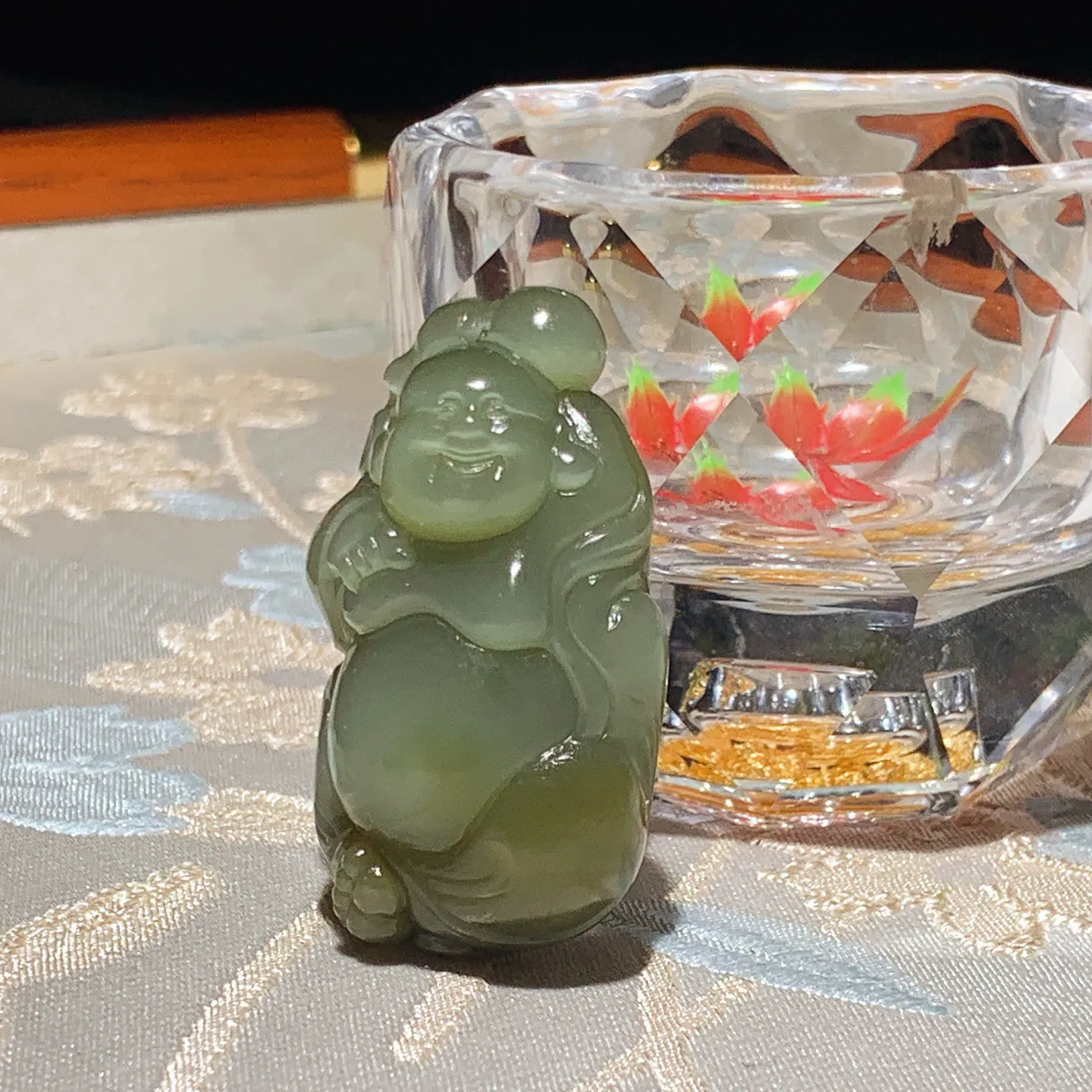 和田玉粉青猫眼俄罗斯碧玉佛引福来挂件。尺寸43/27/17重29.5克。玉质细腻油润。手推出油。佩戴