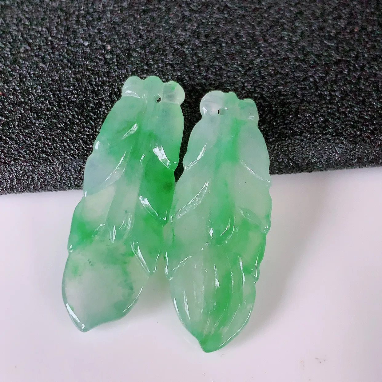 自然光实拍，冰种飘绿翡翠一对叶子耳坠，翠色灵动，玉质细腻，颜色漂亮，品相佳，佩戴佳品！配图银线 #01.17