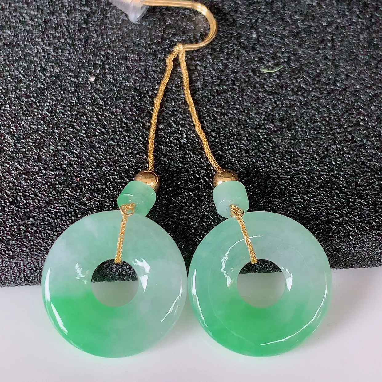 18k金镶嵌冰种飘绿翡翠平安扣耳坠，沁人心脾，耳坠佩戴效果大气出众，尽显气质。种水好，胶感足，颜相当漂亮，高性价比，值得入手品鉴！#41.17整体44.5*裸石15.5*2.8