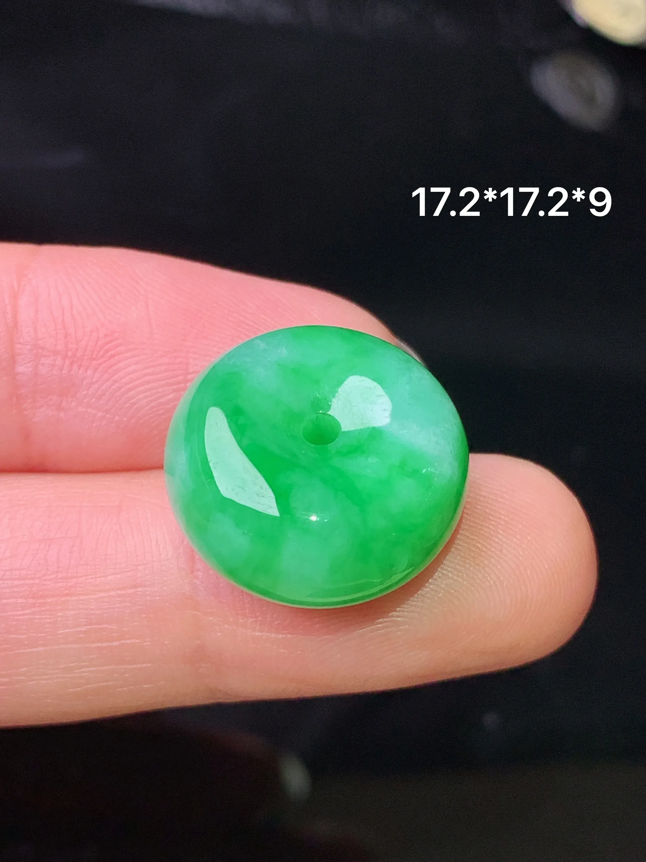 翠绿路路通吊坠 玉质细腻 色泽清新艳丽 整体尺寸17.2*9