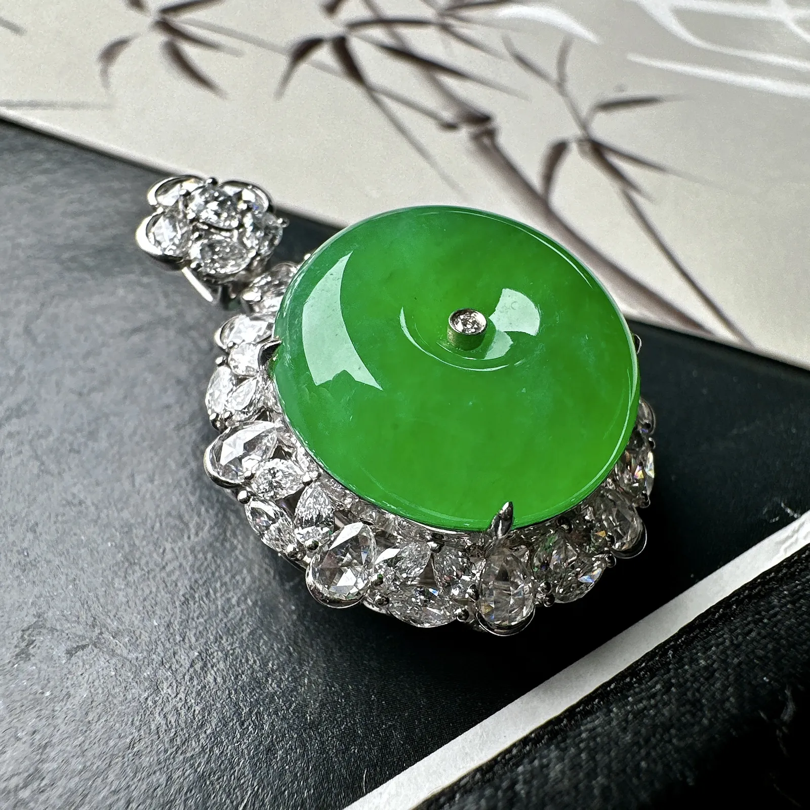 【冰种满绿平安扣】质地非常细腻，冰润十足，种老冰透，18k金钻镶嵌，裸石尺寸19.4*6.3毫米，收藏品质