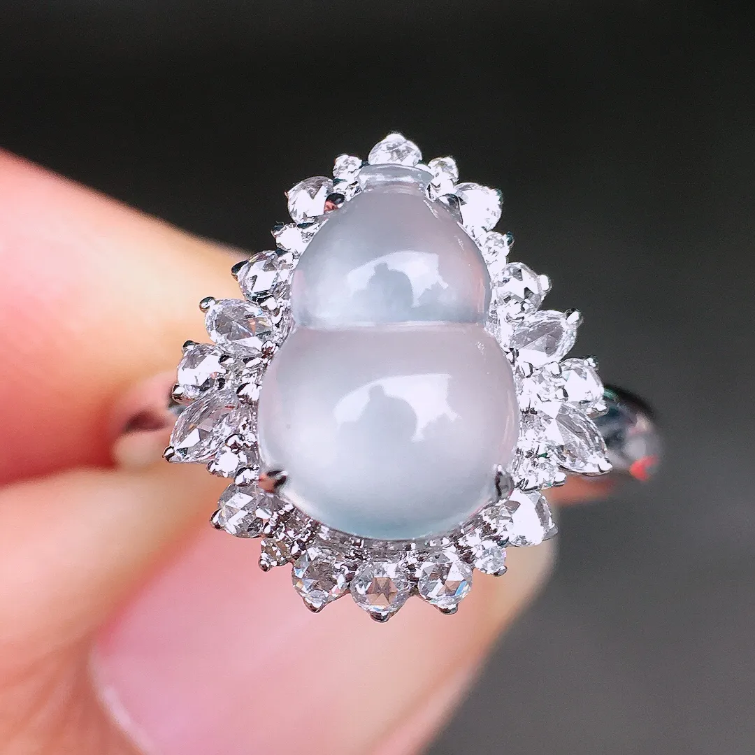 冰种葫芦戒指，玉质细腻，荧光感超
强，饱满圆润，尽显优雅气质，18k
金豪华镶嵌