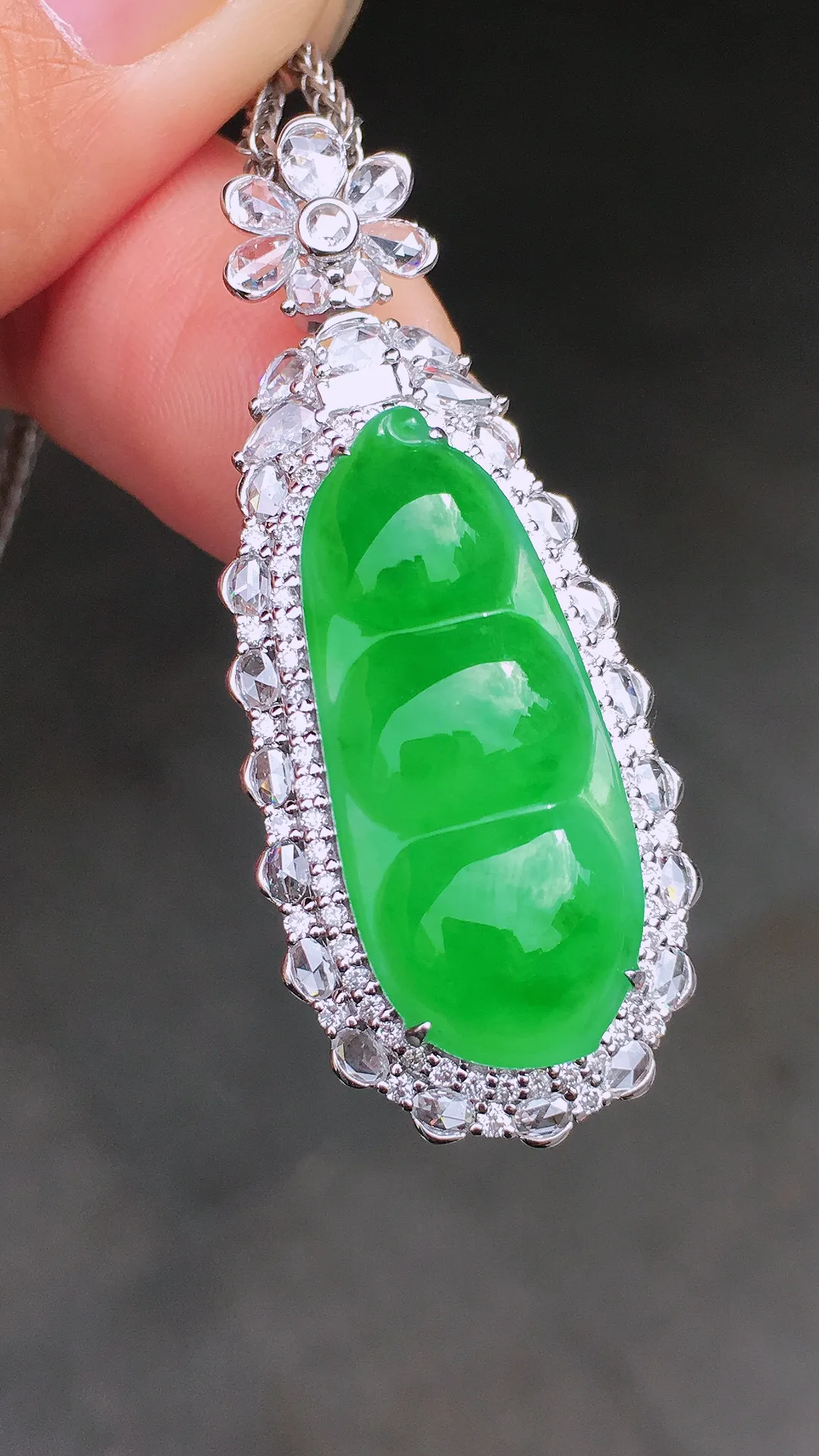 阳绿福豆吊坠，色泽均匀艳丽，玉质细腻，荧光感超
强，饱满圆润，尽显优雅气质，18k
金豪华镶嵌