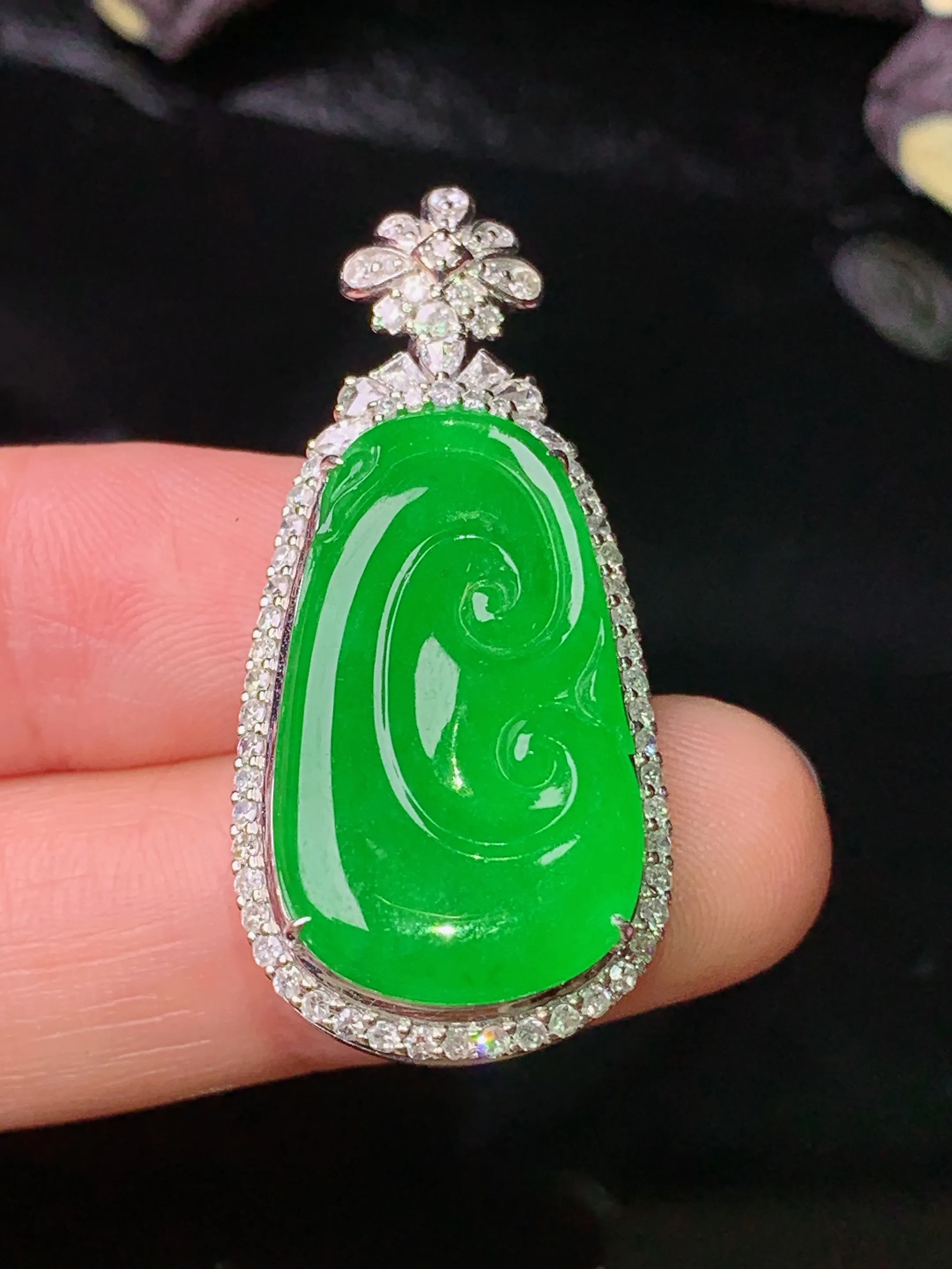 18k金钻镶嵌满绿如意吊坠 玉质细腻 色泽清新艳丽 整体尺寸37.8*17.5*8.6