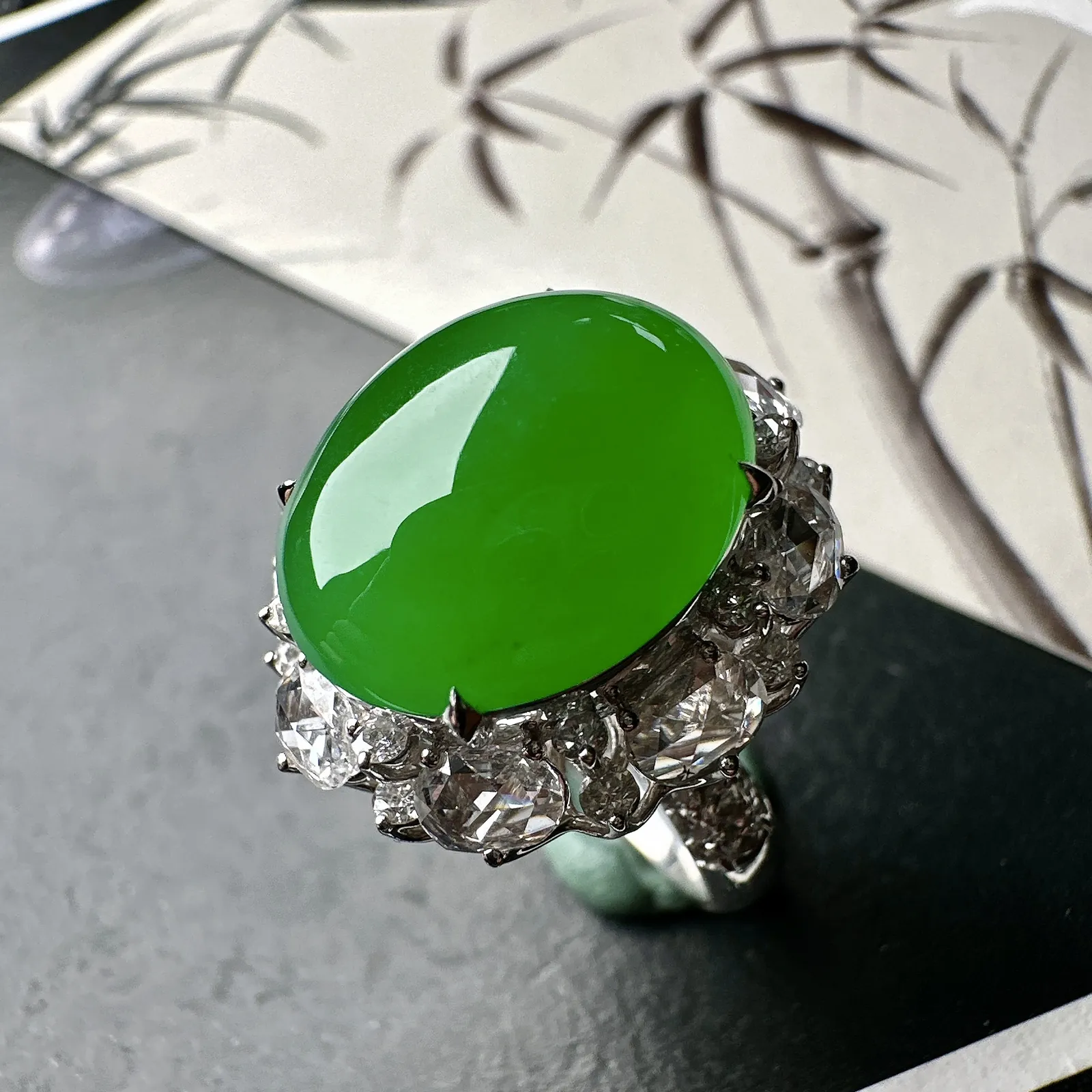 【冰种满绿蛋面戒指】质地细腻，通透闪亮，光泽耀眼，18k古法金钻镶嵌，裸石尺寸15.5*13.1*6.2毫米