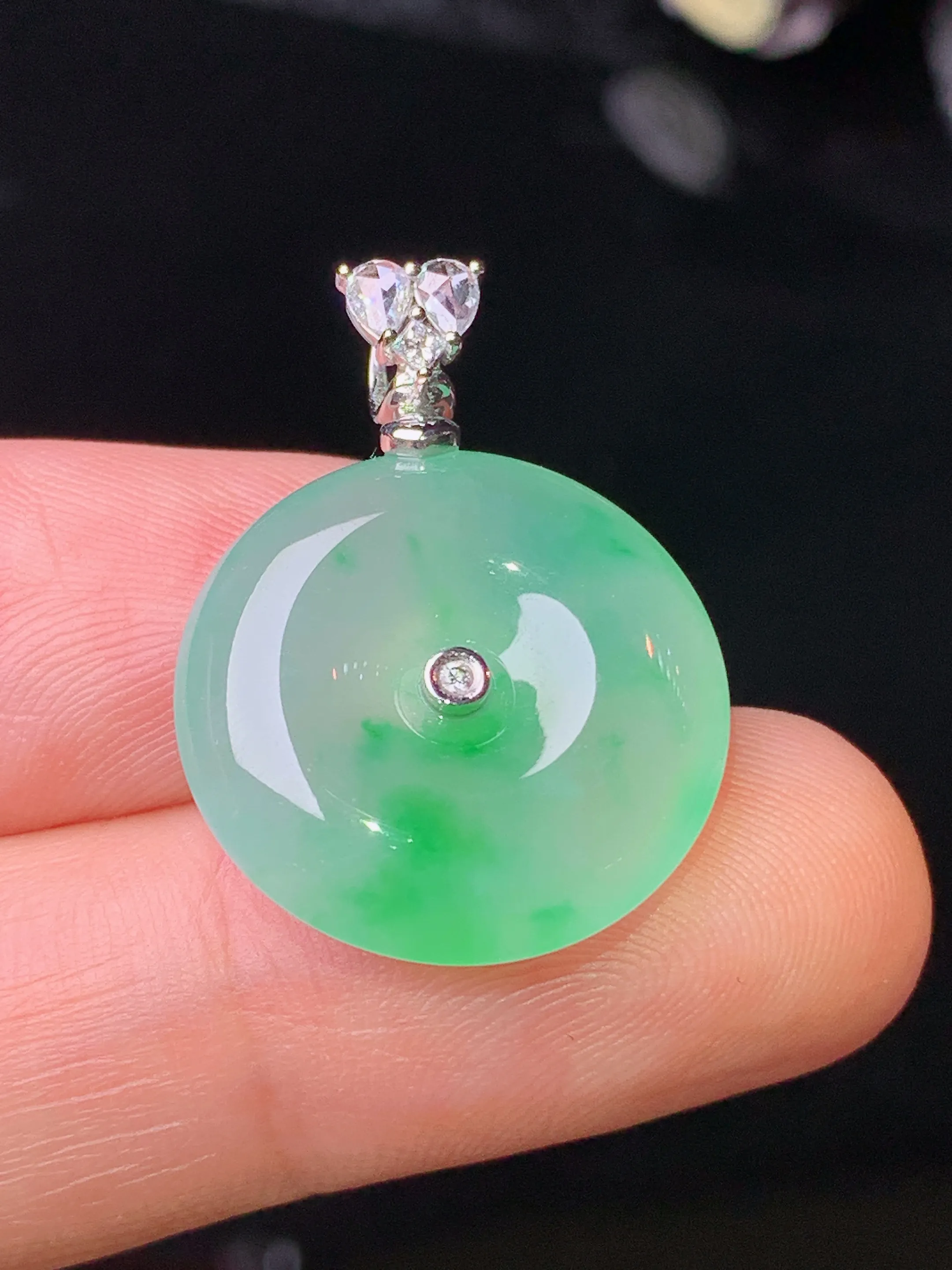 18k金钻镶嵌飘绿平安扣吊坠 玉质细腻 色泽清新艳丽 整体尺寸25.2*18.5*5.3
