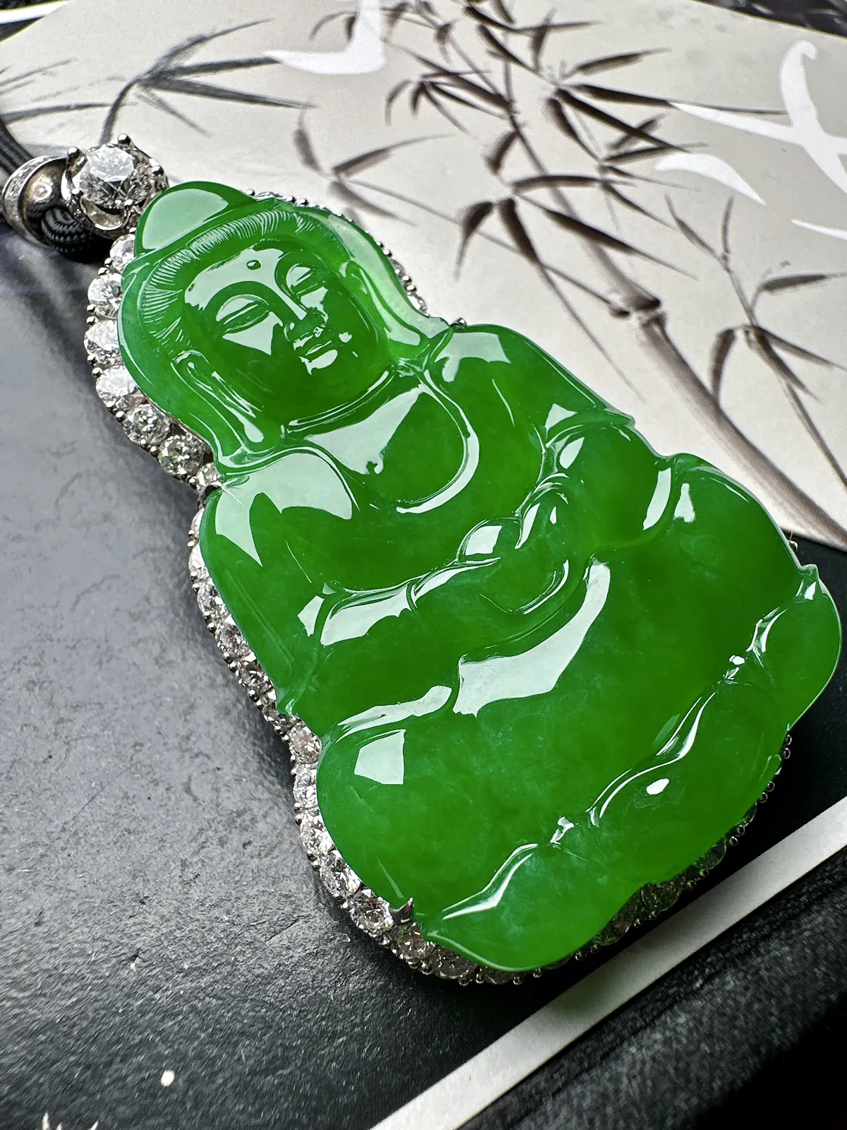 【冰阳满绿大观音】厚装大件，阳绿色泽，种质上乘，细润度很高，毫无结构感，工艺很漂亮，18k金钻镶嵌，裸石尺寸56.5*37.1*6.2毫米，收藏可选。