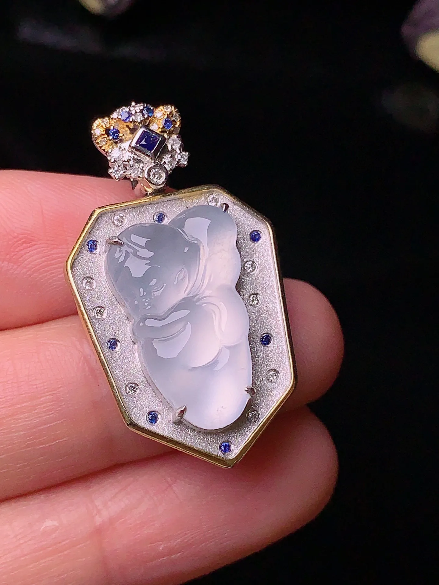 18k金钻镶嵌冰种天使宝宝吊坠 玉质细腻 色泽清新艳丽 整体尺寸32.8*19*6.5