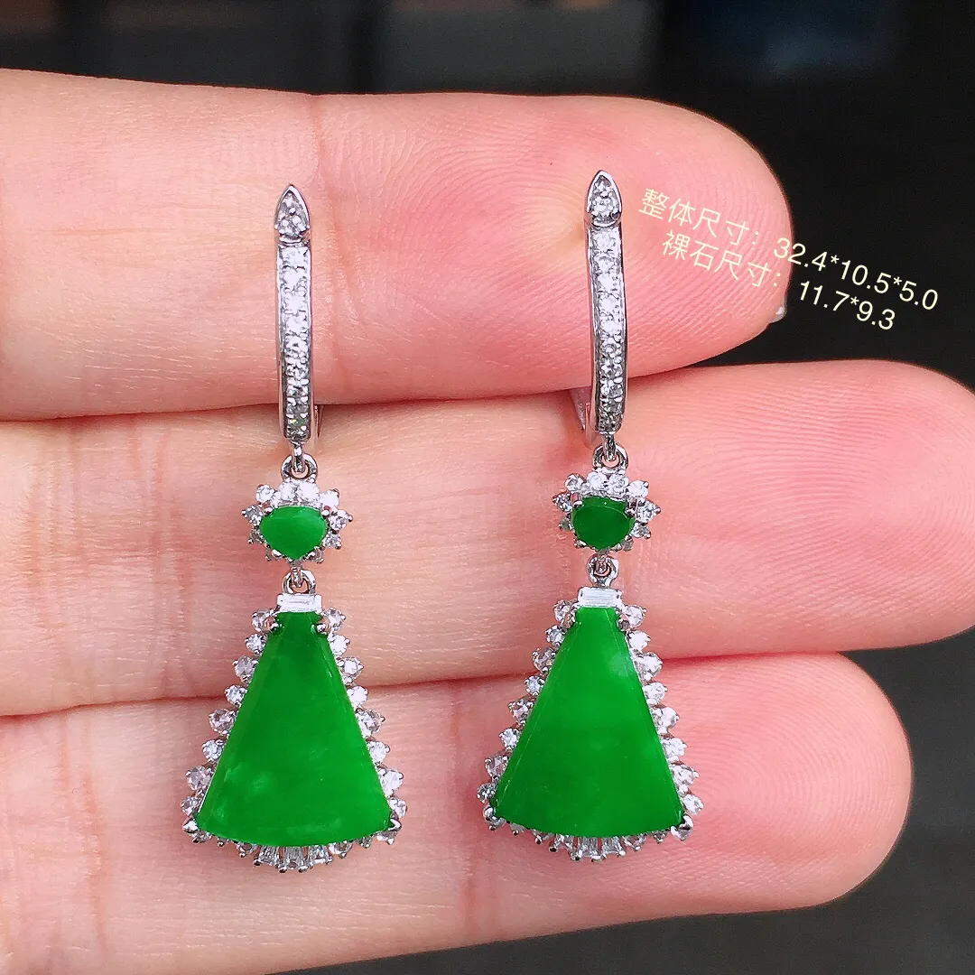 阳绿无事牌耳坠，色泽均匀艳丽，玉质细腻，荧光感超
强，饱满圆润，尽显优雅气质，18k
金豪华镶嵌