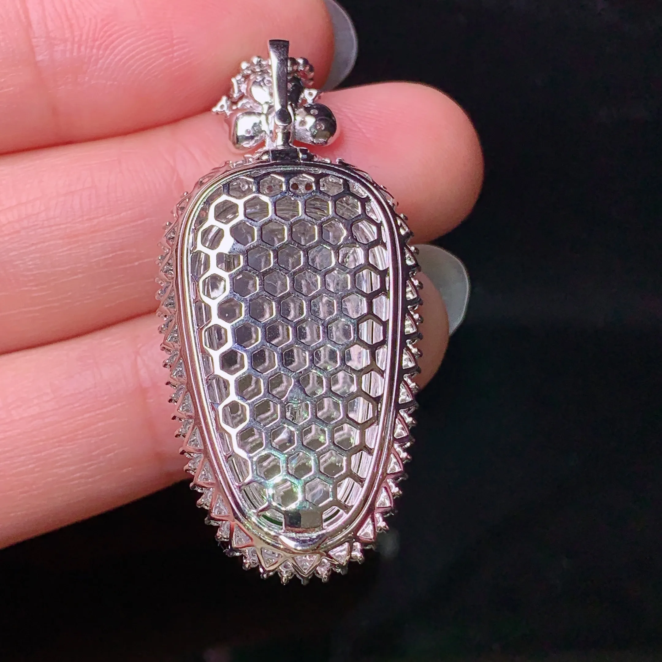 18k金钻镶嵌翠绿树叶吊坠 玉质细腻 色泽清新艳丽 整体尺寸41.3*19.5*9.7