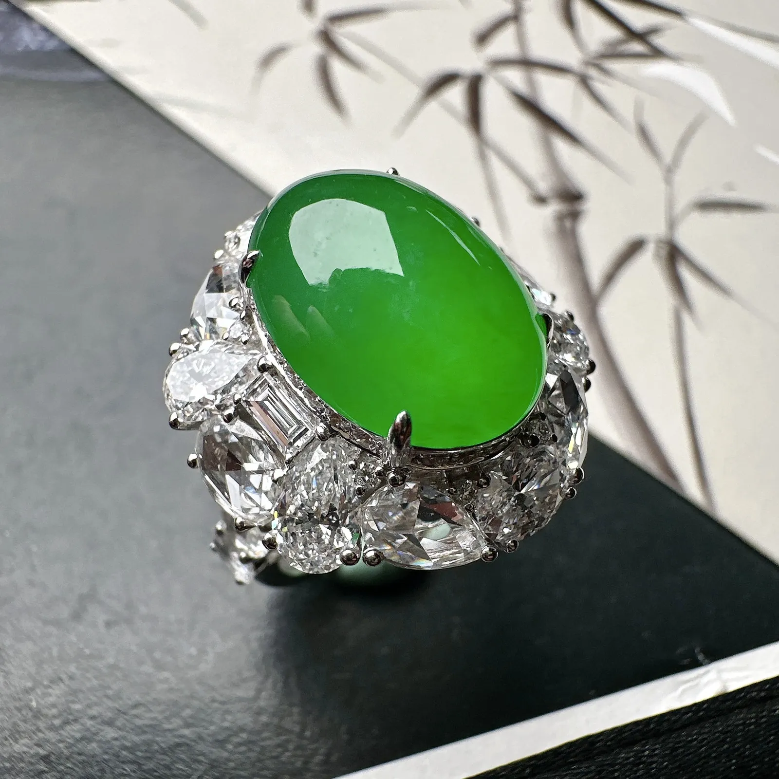 【冰种满绿蛋面戒指】质地细腻，通透闪亮，光泽耀眼，18k古法金钻镶嵌，裸石尺寸15.4*11.1*7