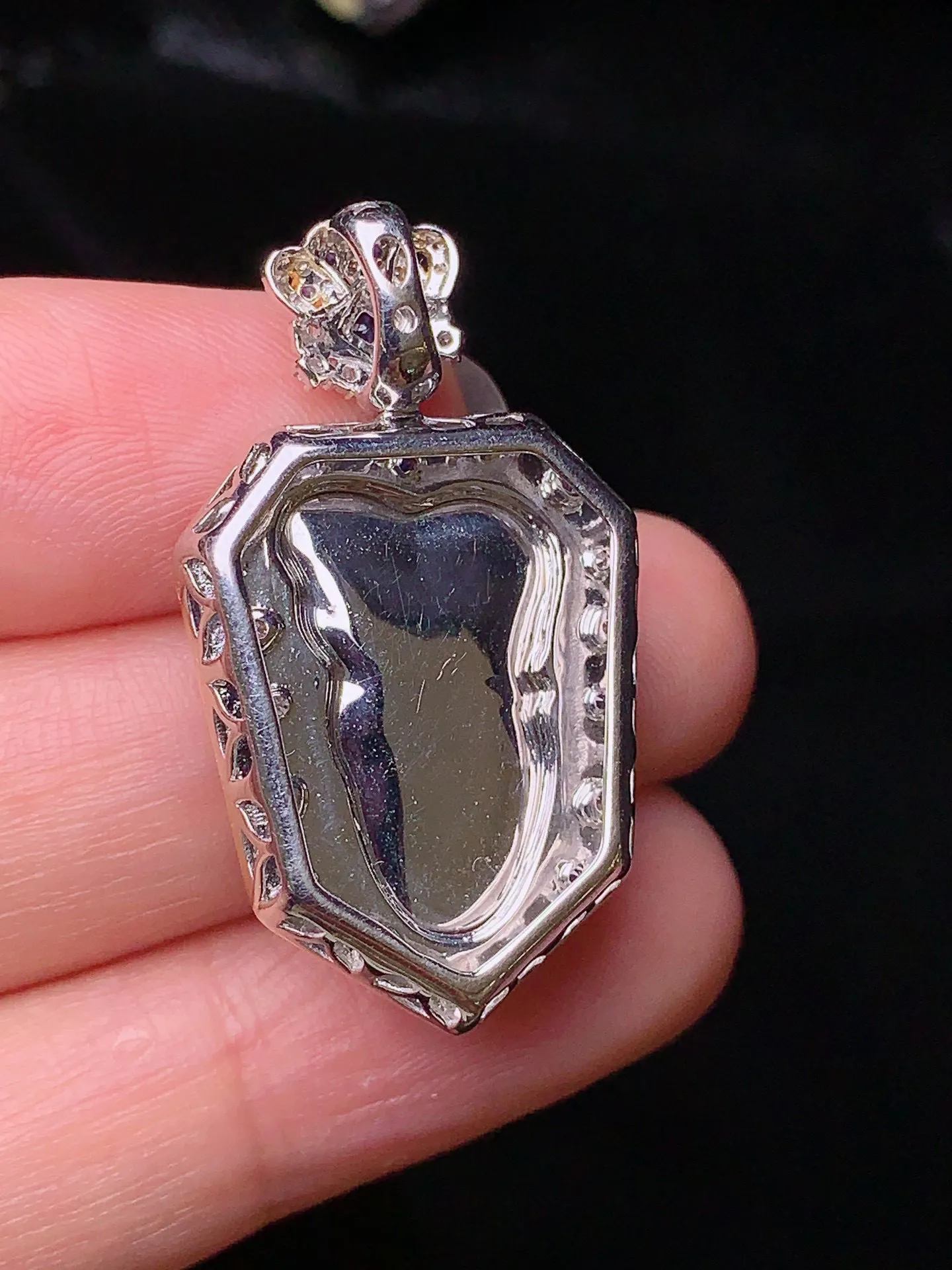 18k金钻镶嵌冰种天使宝宝吊坠 玉质细腻 色泽清新艳丽 整体尺寸32.8*19*6.5