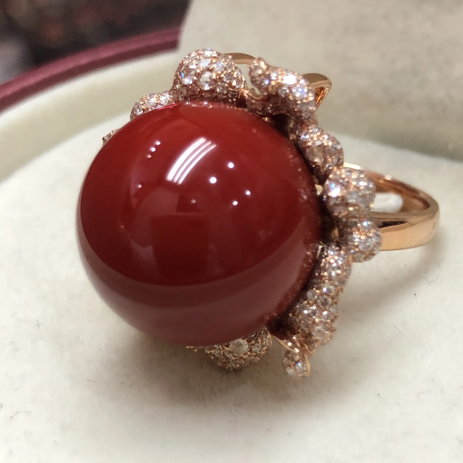 【天然日本阿卡牛血红珊瑚17.3mm豪华大圆珠戒指吊坠两用款】️遇不可求！豪华款！戒指吊坠两用款！天然无添加无优化，日本产地，阿卡材料，牛血红颜色，18K真金钻石满钻两用款豪华镶嵌！裸石尺寸17.3*17.3*17.3mm，整体尺寸24.6*24.3*20.2mm，重量为17.59克。圈口直径为18.2，圈口号为16.5，玻璃光泽强，具有收藏价值！