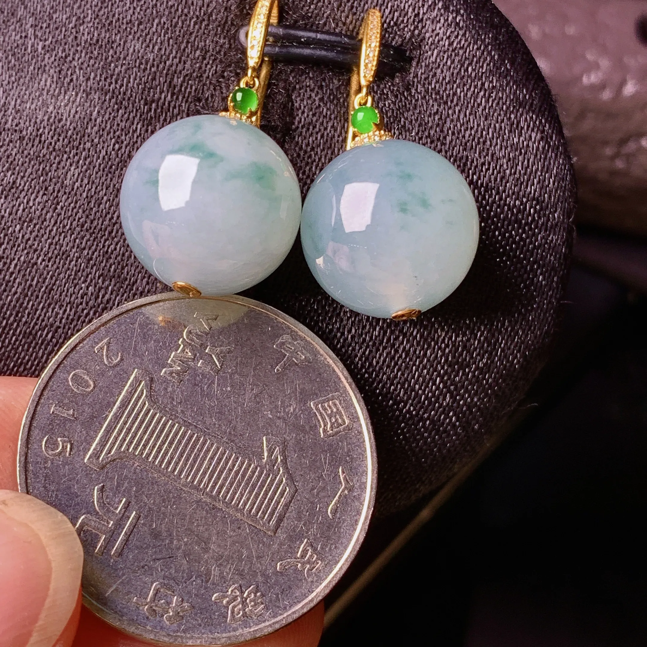 18k金镶嵌飘绿圆珠耳坠 玉质细腻 色泽清新艳丽 整体尺寸25*12.5