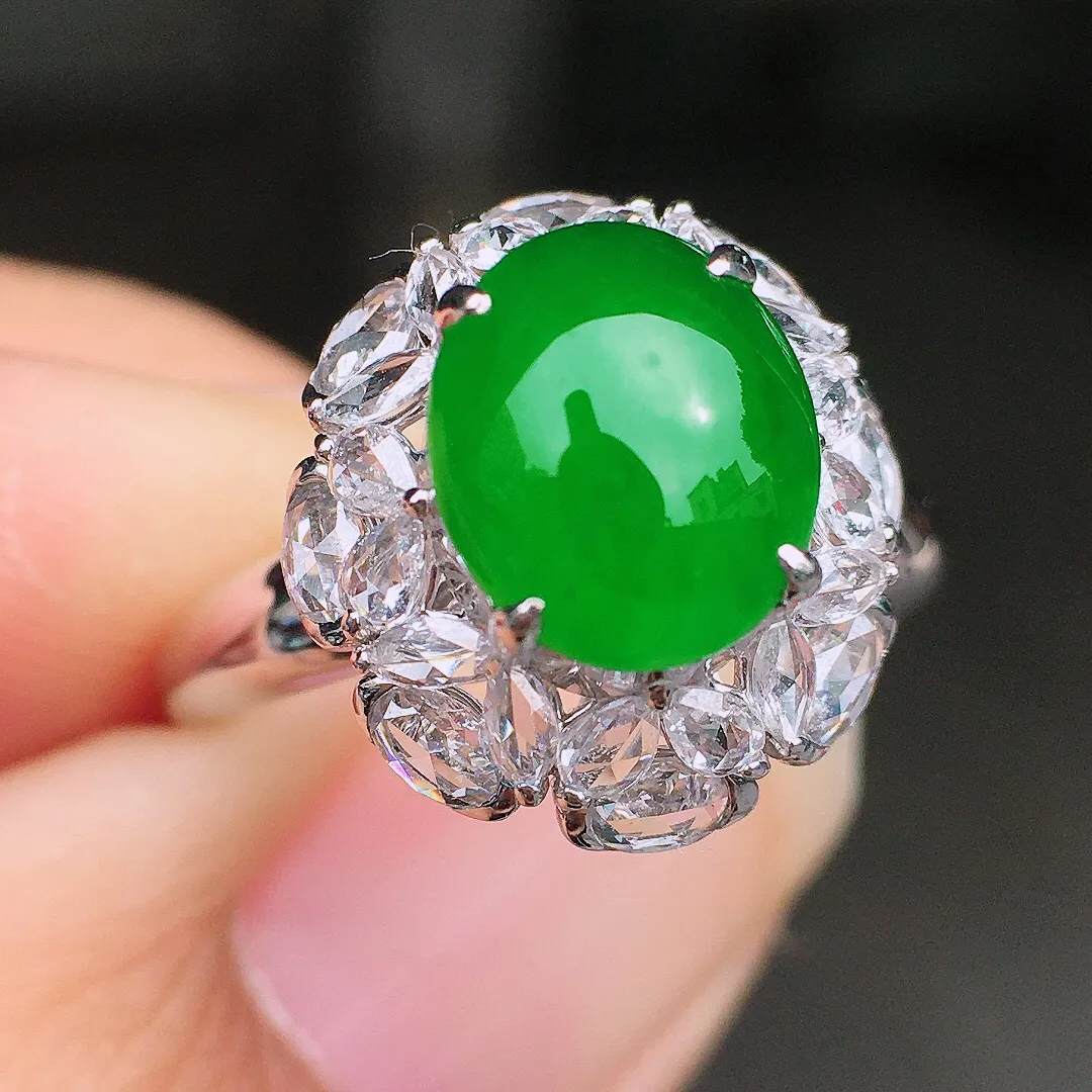 阳绿蛋面戒指，色泽均匀艳丽，玉质细腻，荧光感超
强，饱满圆润，尽显优雅气质，18k
金豪华镶嵌