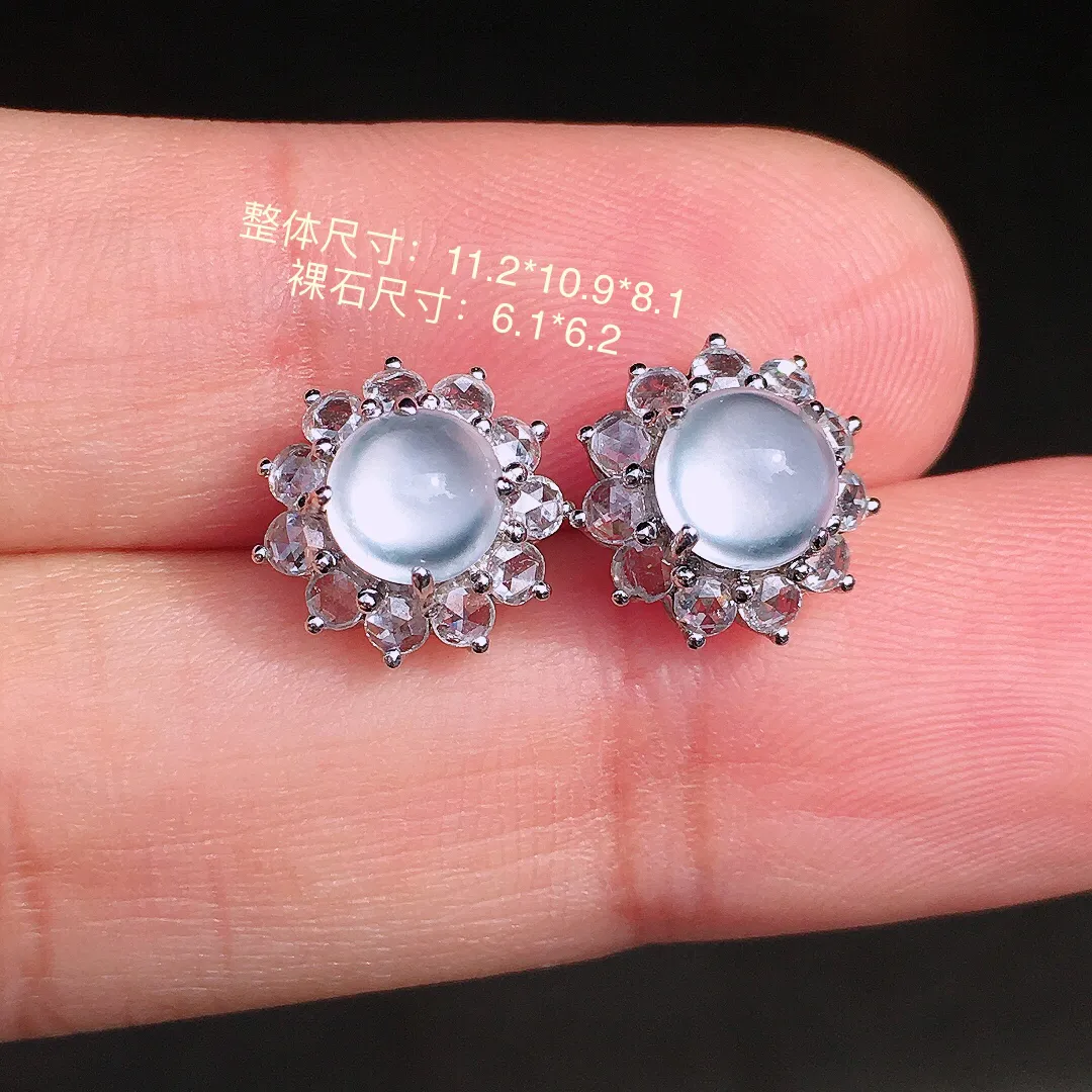 玻璃种蛋面耳钉，玉质细腻，荧光感超
强，饱满圆润，尽显优雅气质，18k
金豪华镶嵌