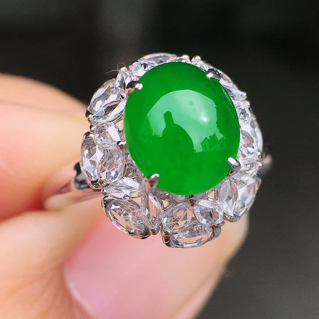阳绿蛋面戒指，色泽均匀艳丽，玉质细腻，荧光感超
强，饱满圆润，尽显优雅气质，18k
金豪华镶嵌