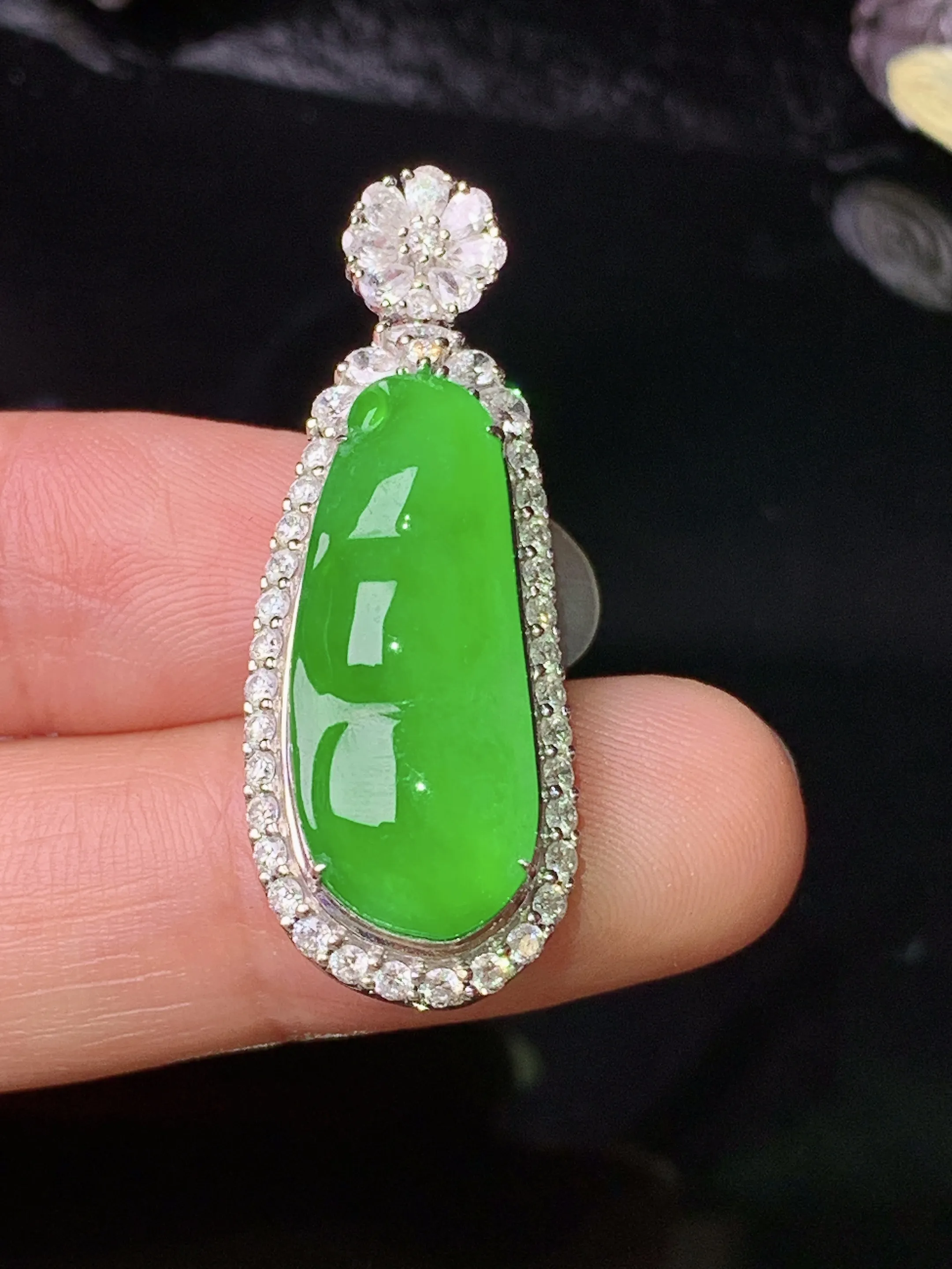 18k金钻镶嵌满绿四季豆吊坠 玉质细腻 色泽清新艳丽 整体尺寸35.6*13.5*11