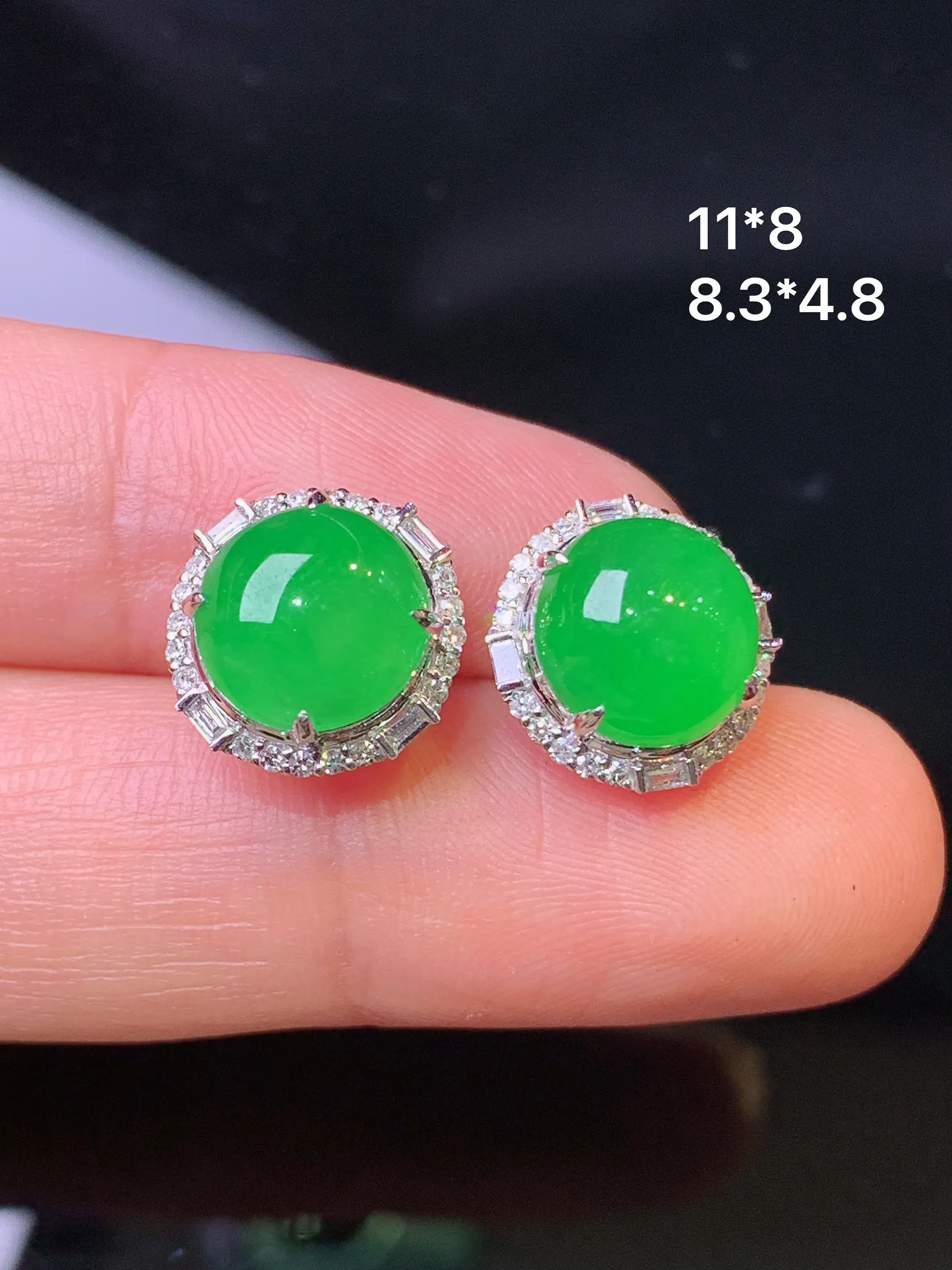 18k金钻镶嵌满绿蛋面耳钉 玉质细腻 色泽清新艳丽 整体尺寸11*8