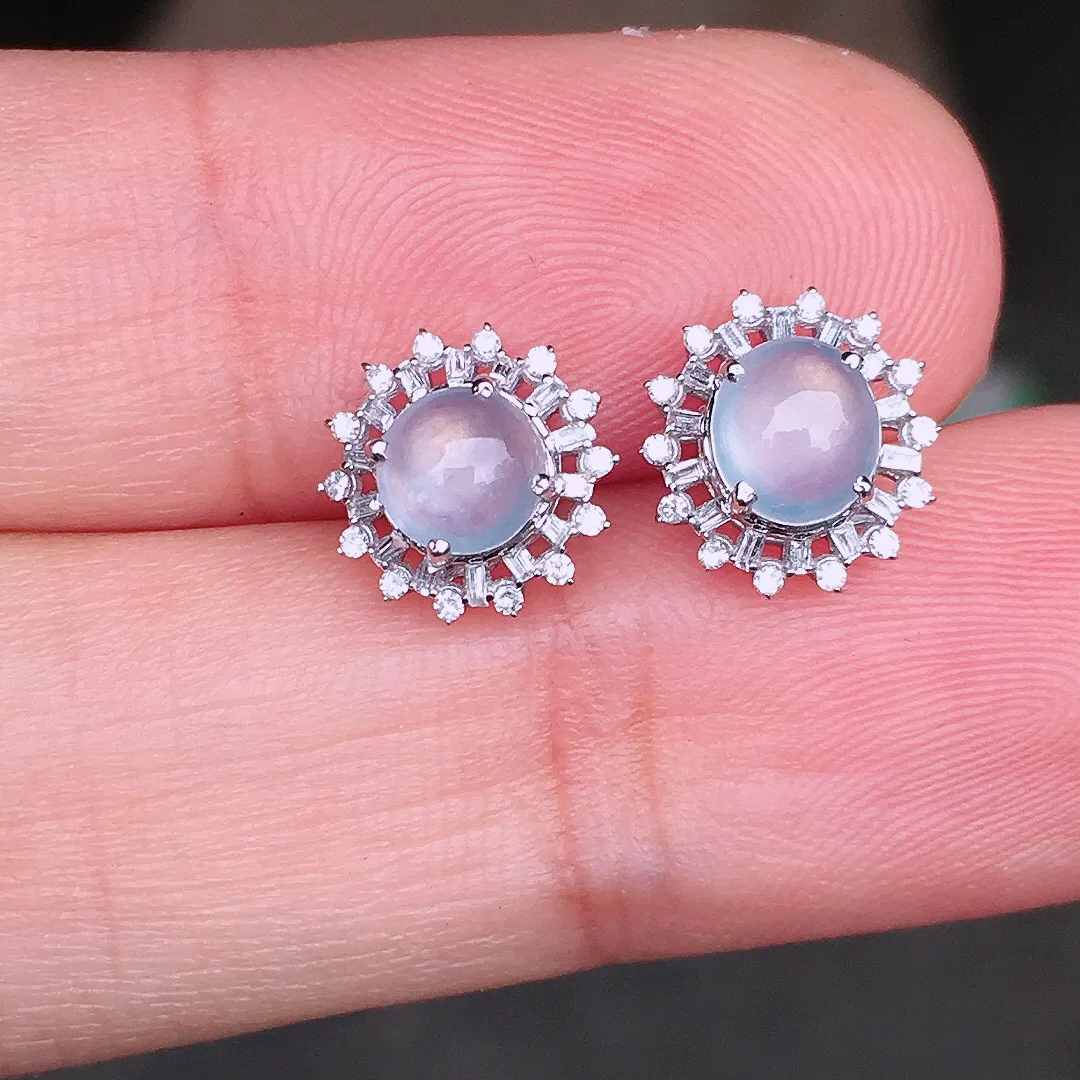 玻璃种蛋面耳钉，玉质细腻，荧光感超
强，饱满圆润，尽显优雅气质，18k
金豪华镶嵌